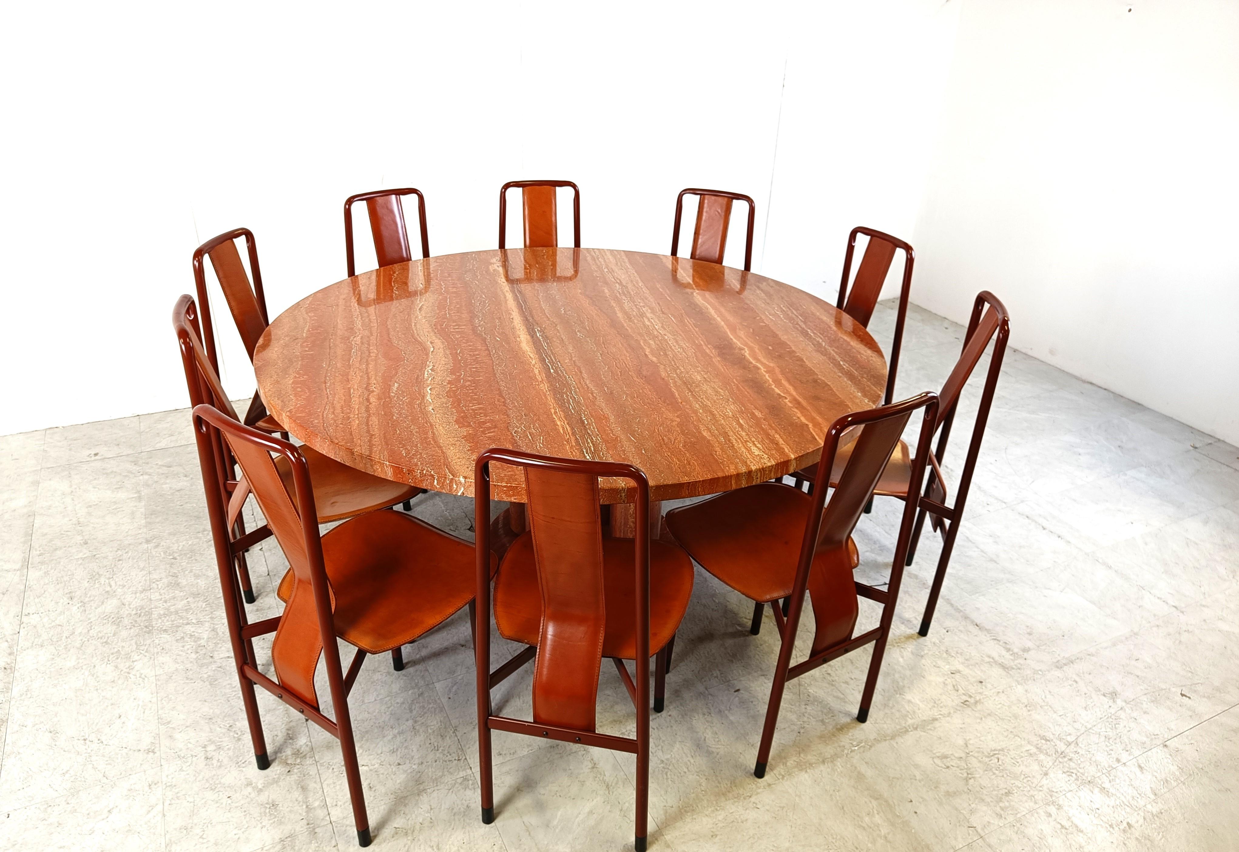 Mid-Century Modern Grande table de salle à manger ronde en travertin rouge, 1970 en vente
