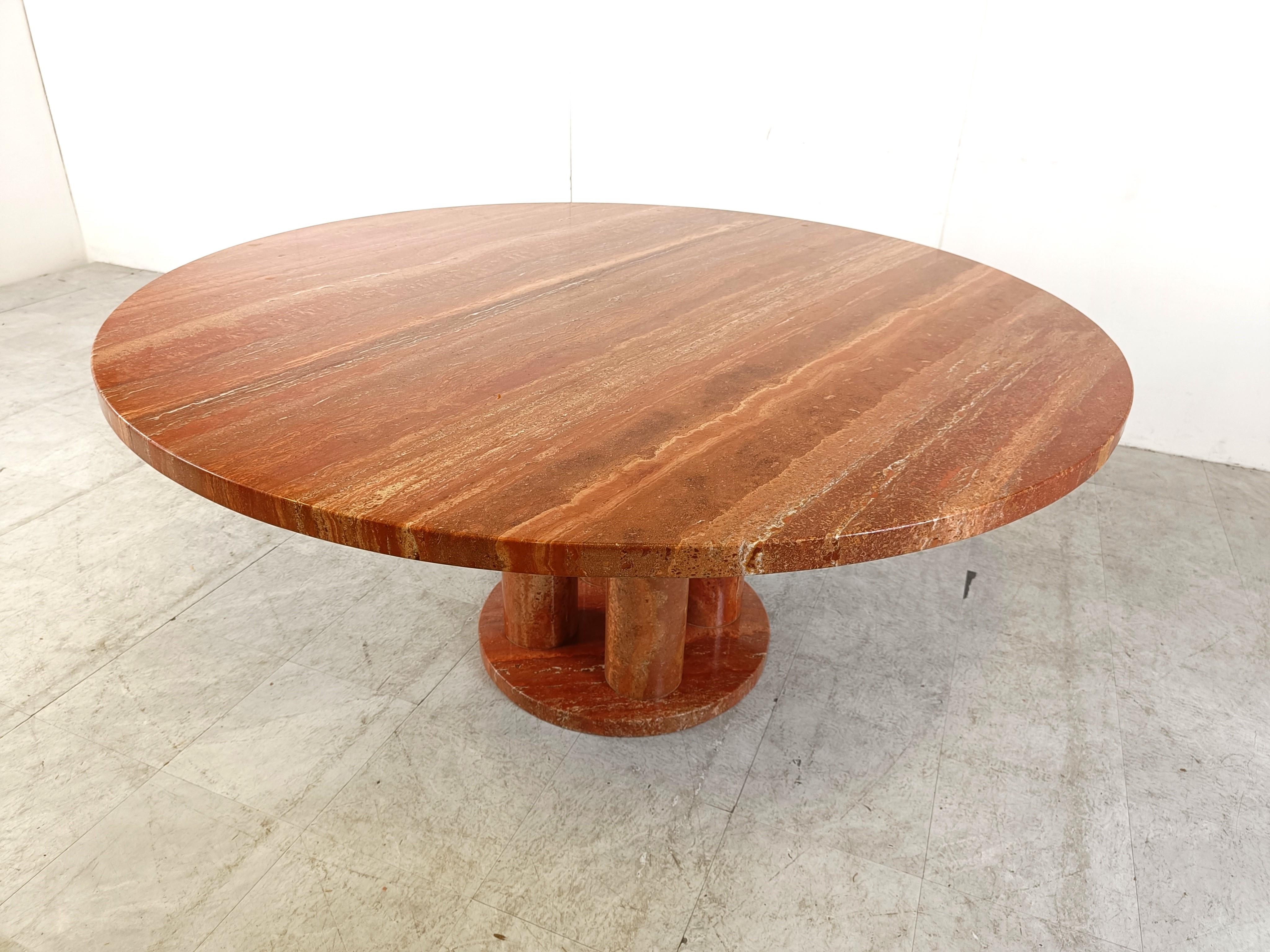 Large red travertine round dining table, 1970s In Good Condition For Sale In HEVERLEE, BE