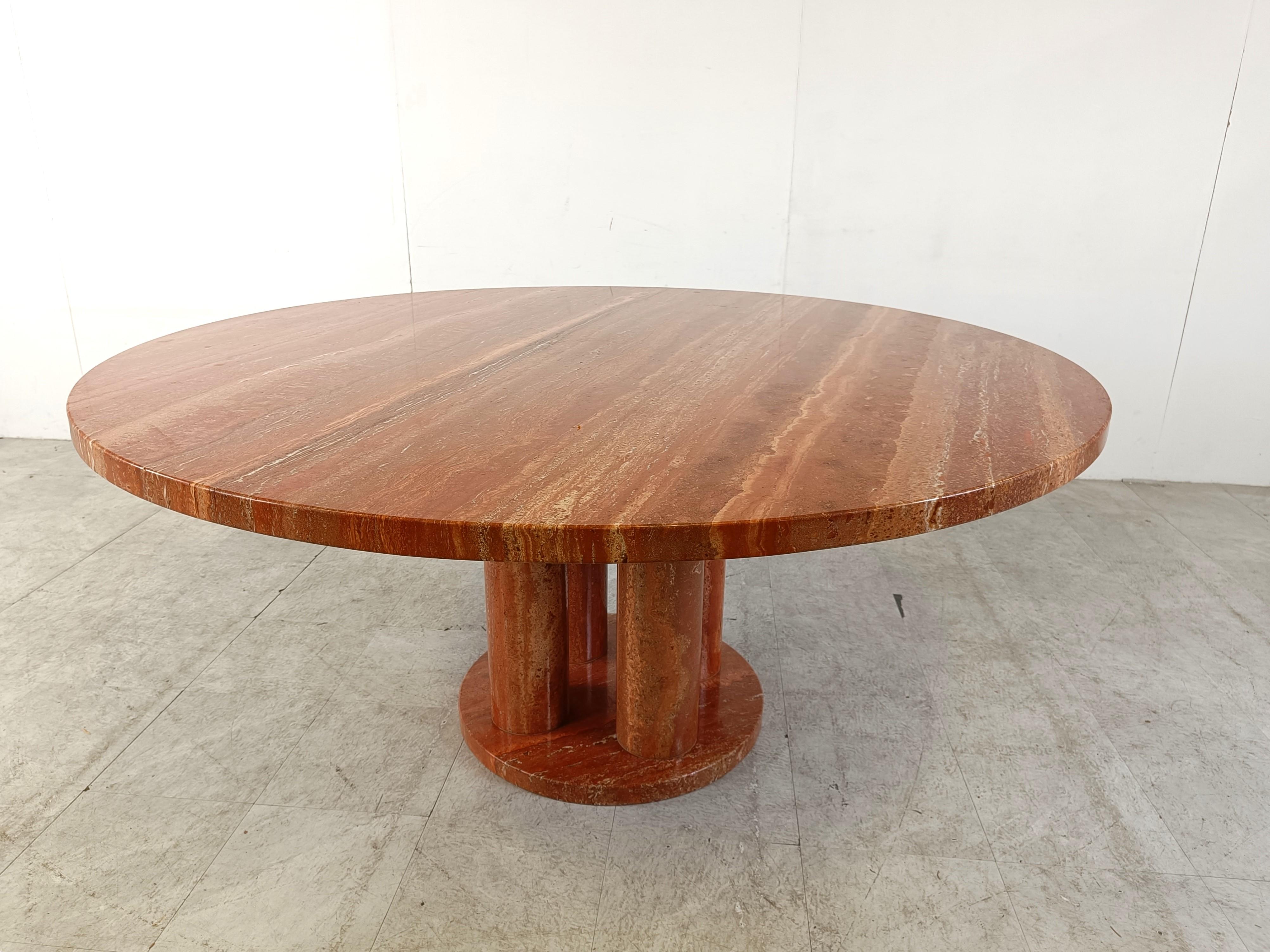 Fin du 20e siècle Grande table de salle à manger ronde en travertin rouge, 1970 en vente