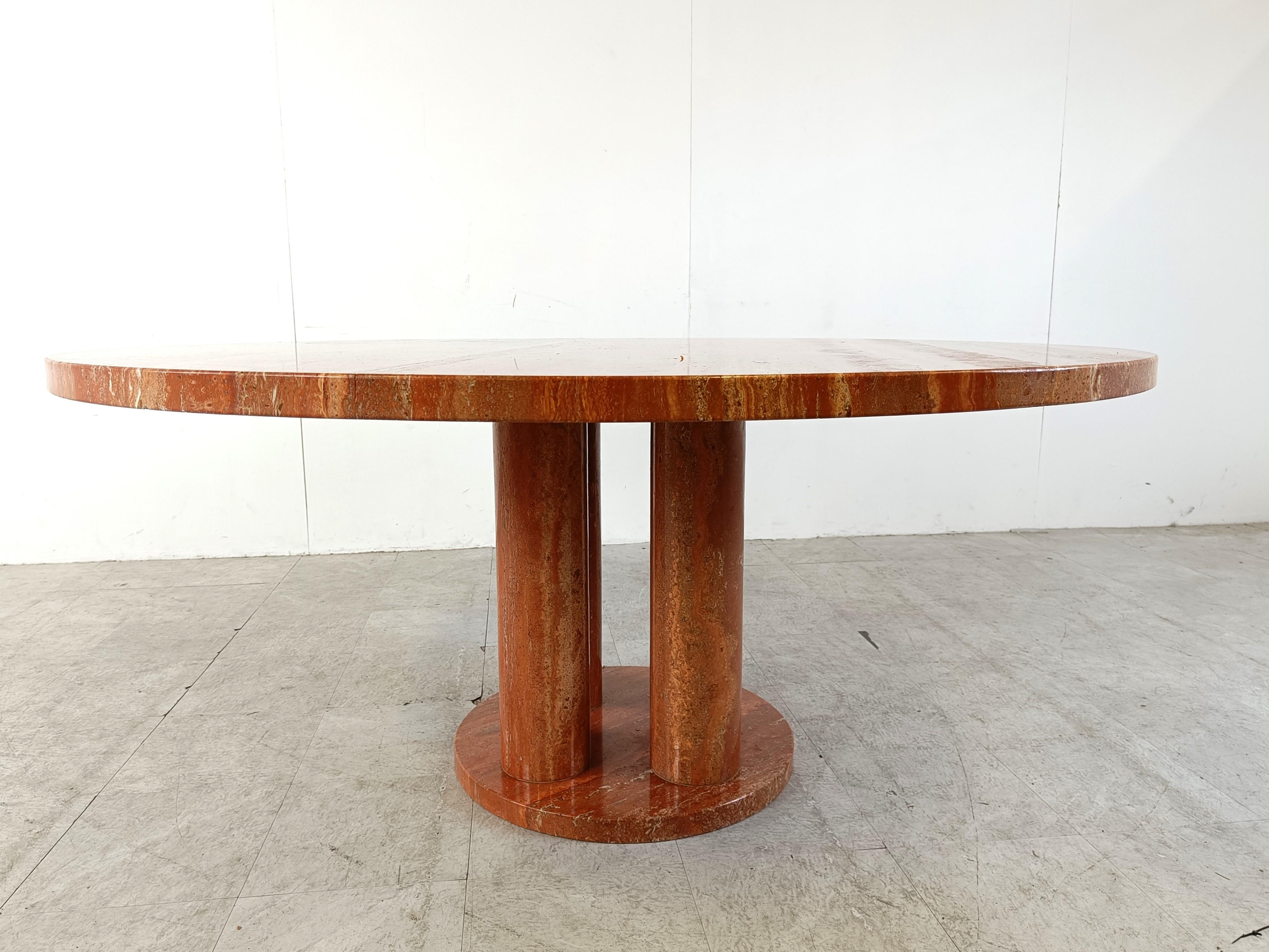 Travertin Grande table de salle à manger ronde en travertin rouge, 1970 en vente