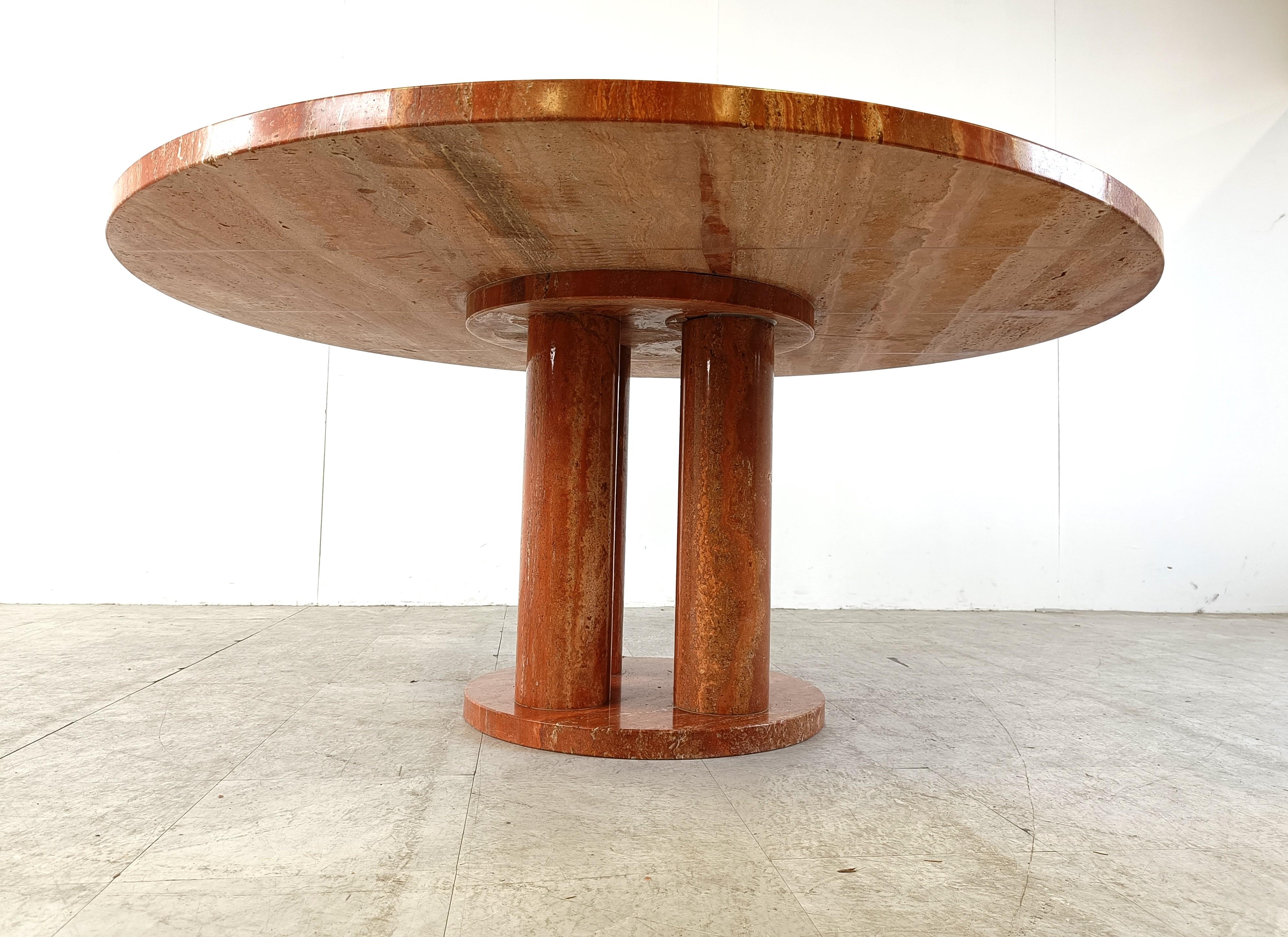 Large red travertine round dining table, 1970s For Sale 1