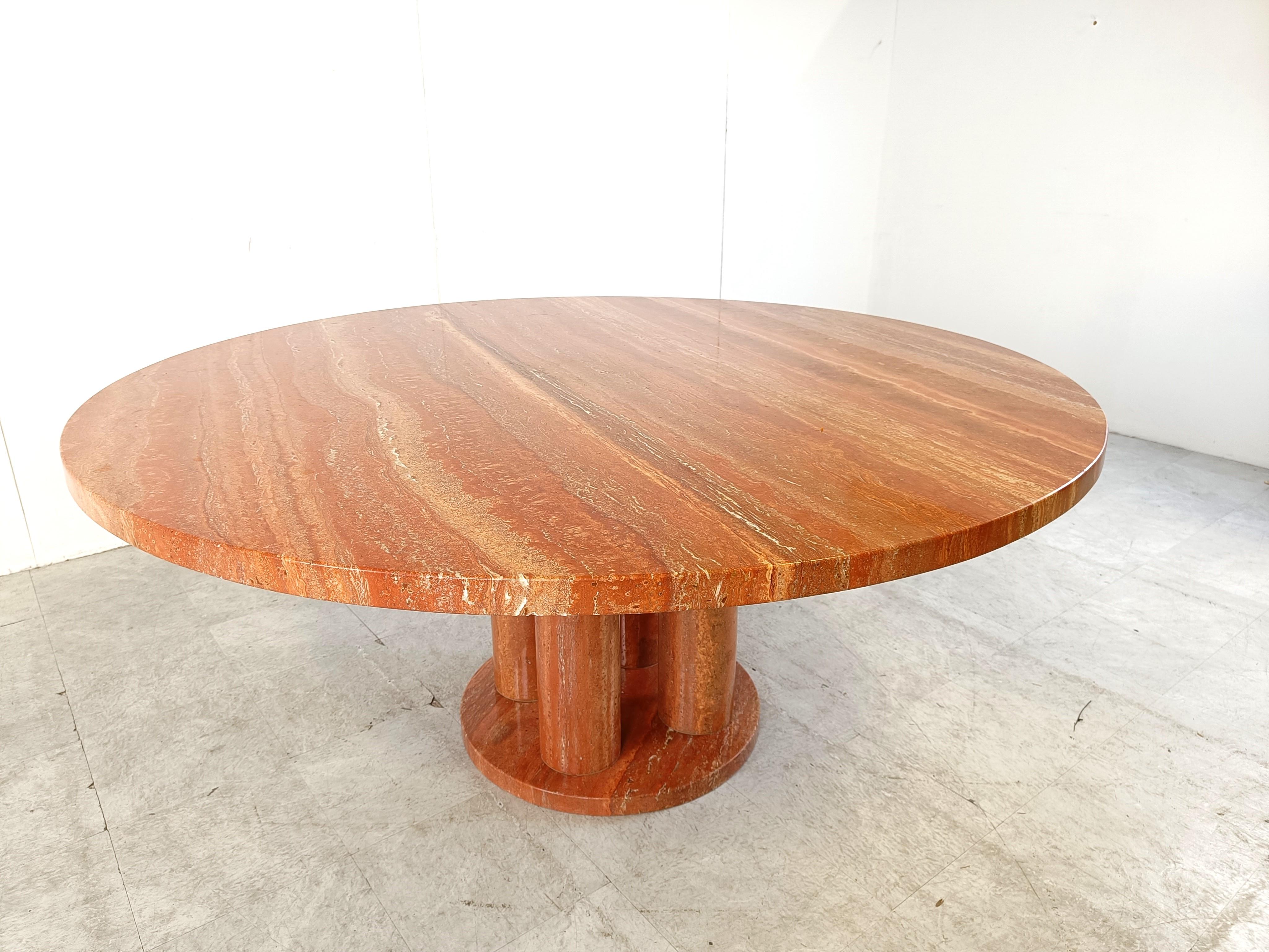 Large red travertine round dining table, 1970s For Sale 2
