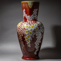 Grande vaso rosso con decorazione floreale, Ceramica di Zsolnay, Ungheria, inizi del XX secolo.