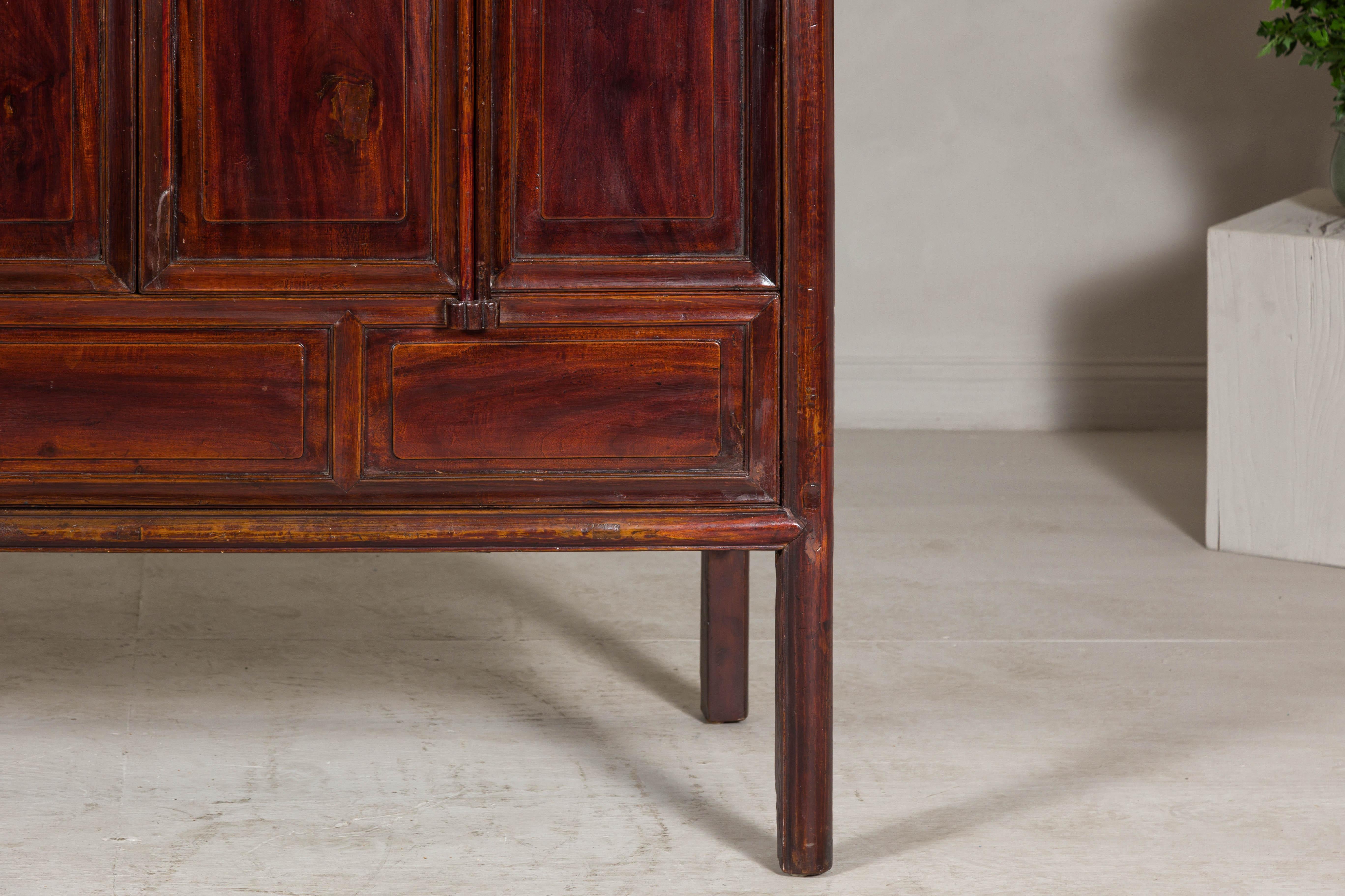 Gran Armario Lacado Marrón Rojizo con Puertas Abatibles y Dos Estantes en venta 3