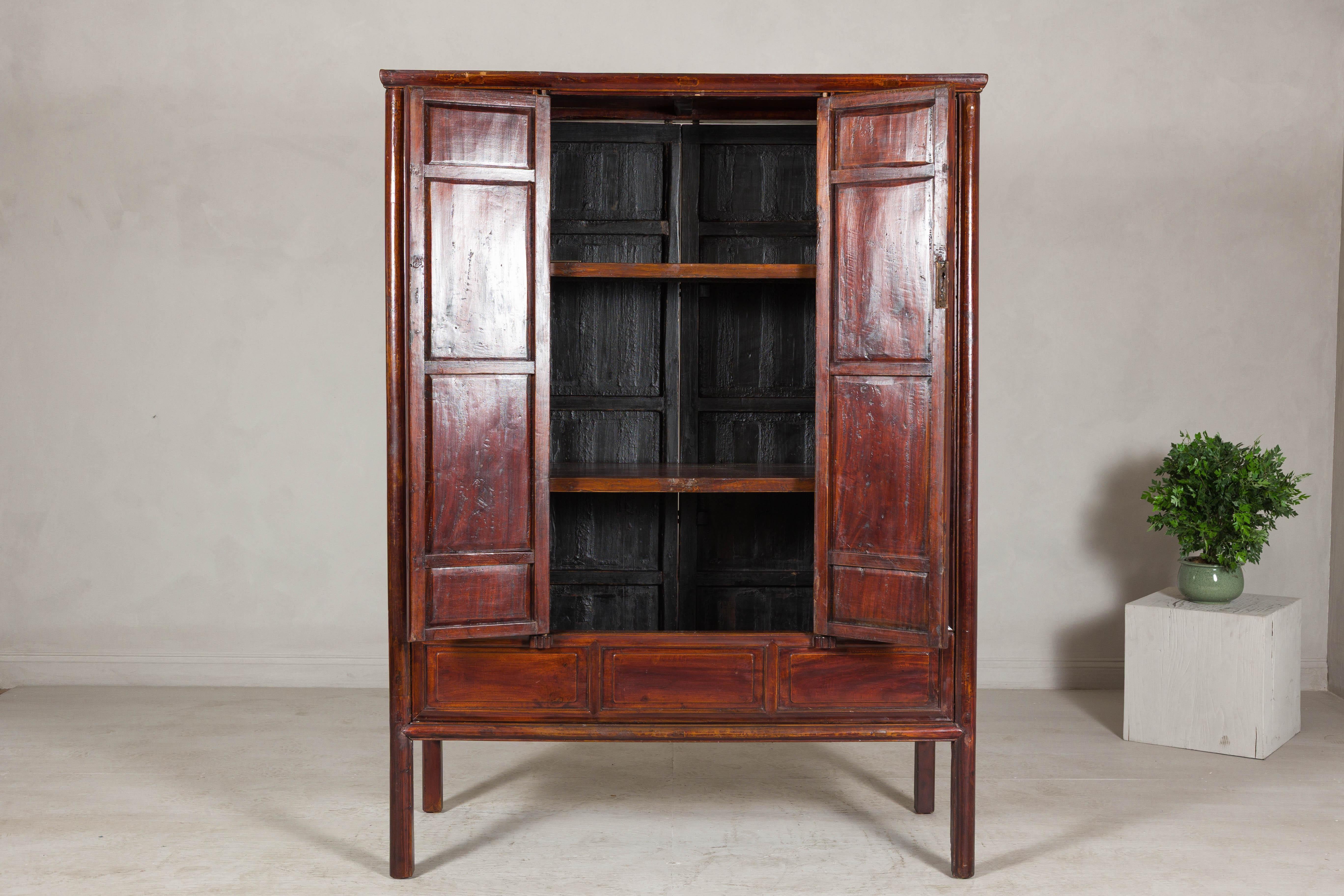 Gran Armario Lacado Marrón Rojizo con Puertas Abatibles y Dos Estantes en venta 4
