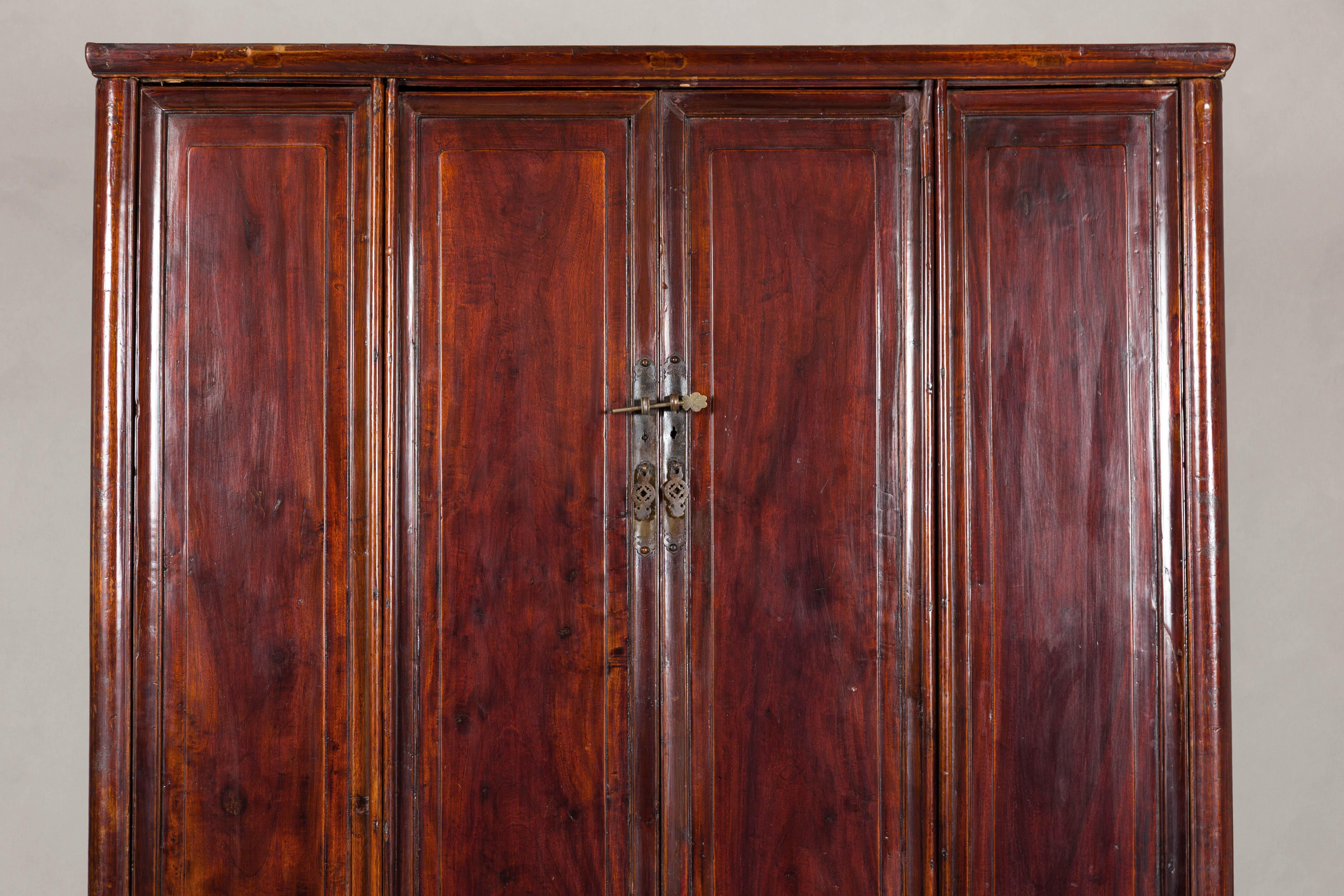 Gran Armario Lacado Marrón Rojizo con Puertas Abatibles y Dos Estantes Chino en venta