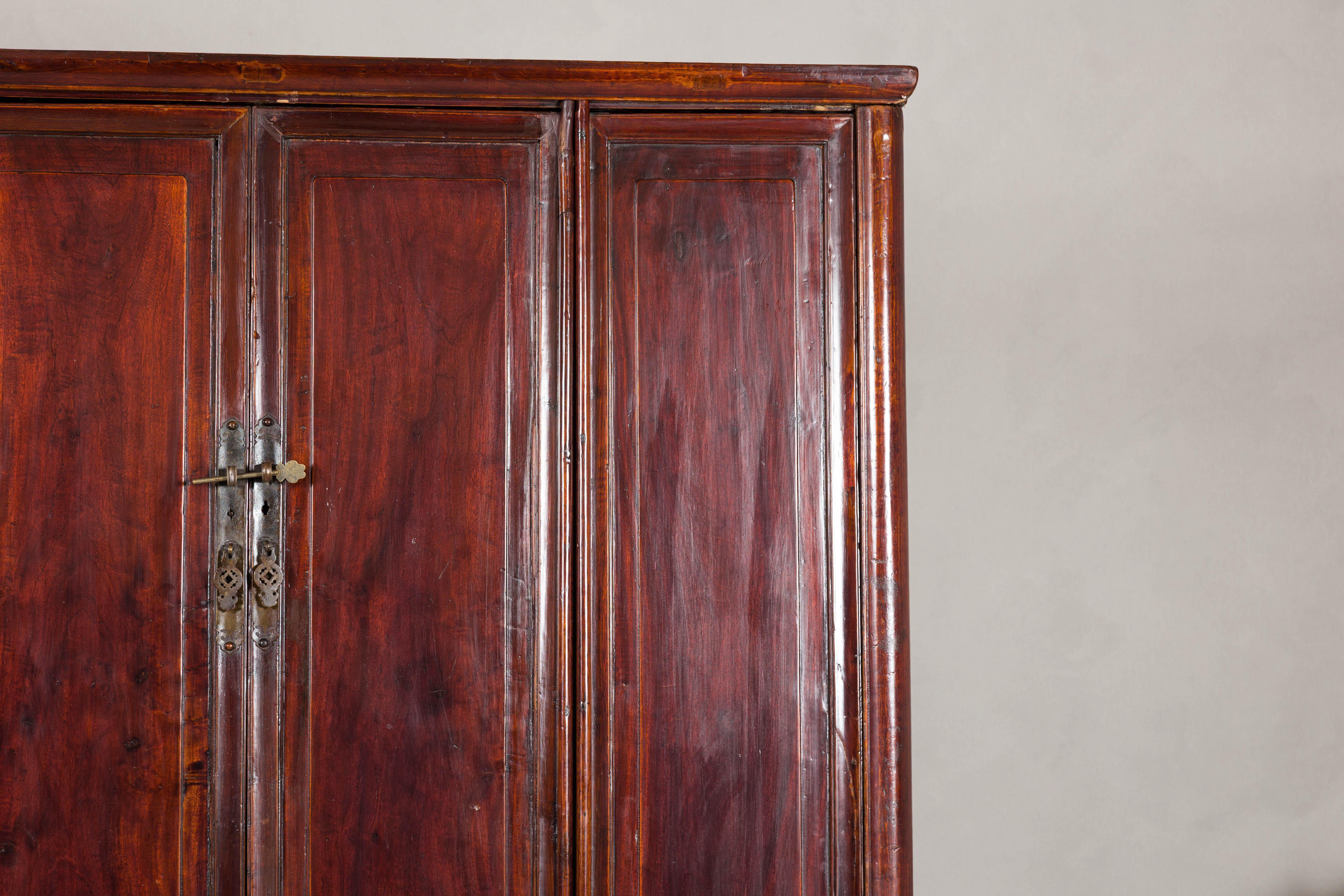 Gran Armario Lacado Marrón Rojizo con Puertas Abatibles y Dos Estantes en venta 1