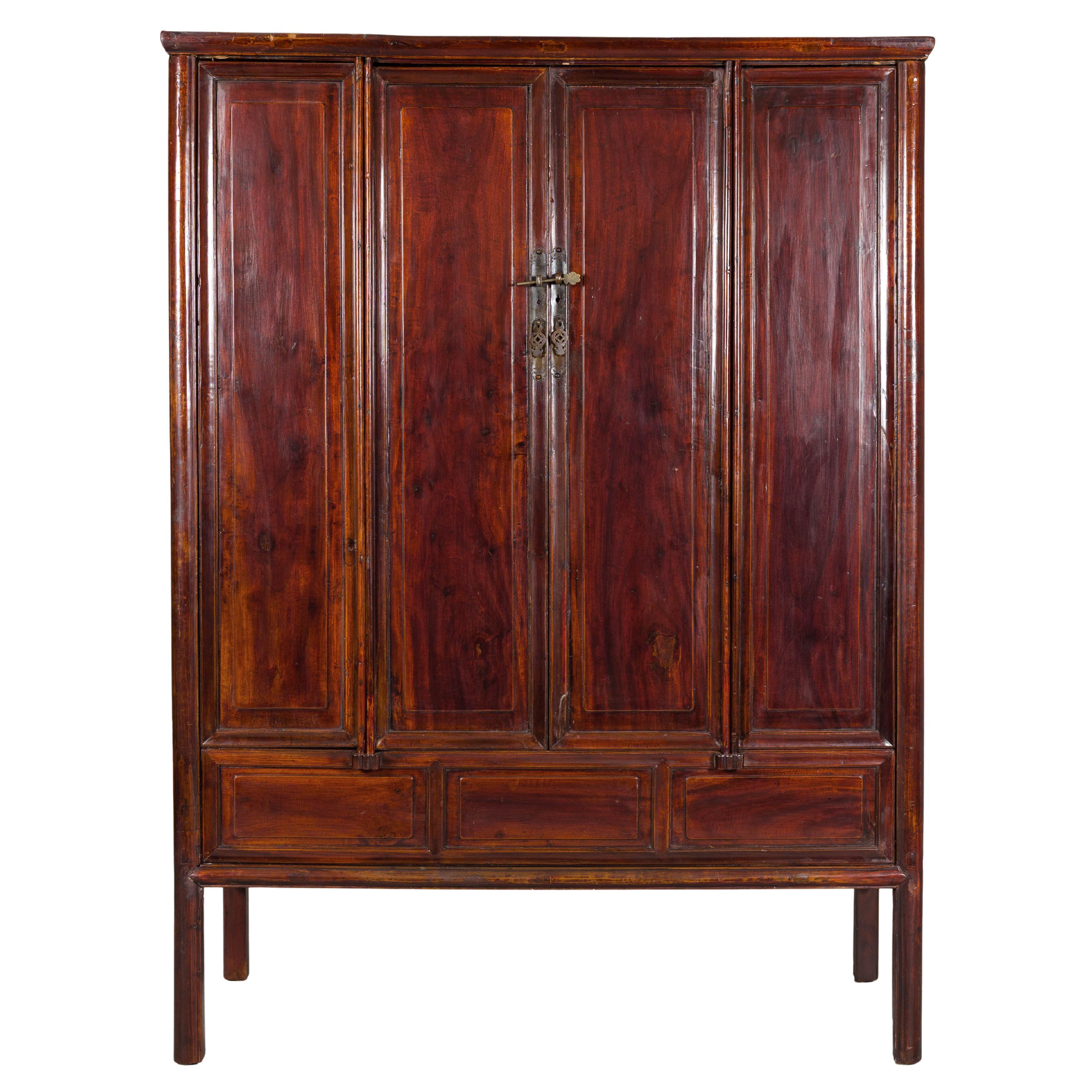 Gran Armario Lacado Marrón Rojizo con Puertas Abatibles y Dos Estantes en venta