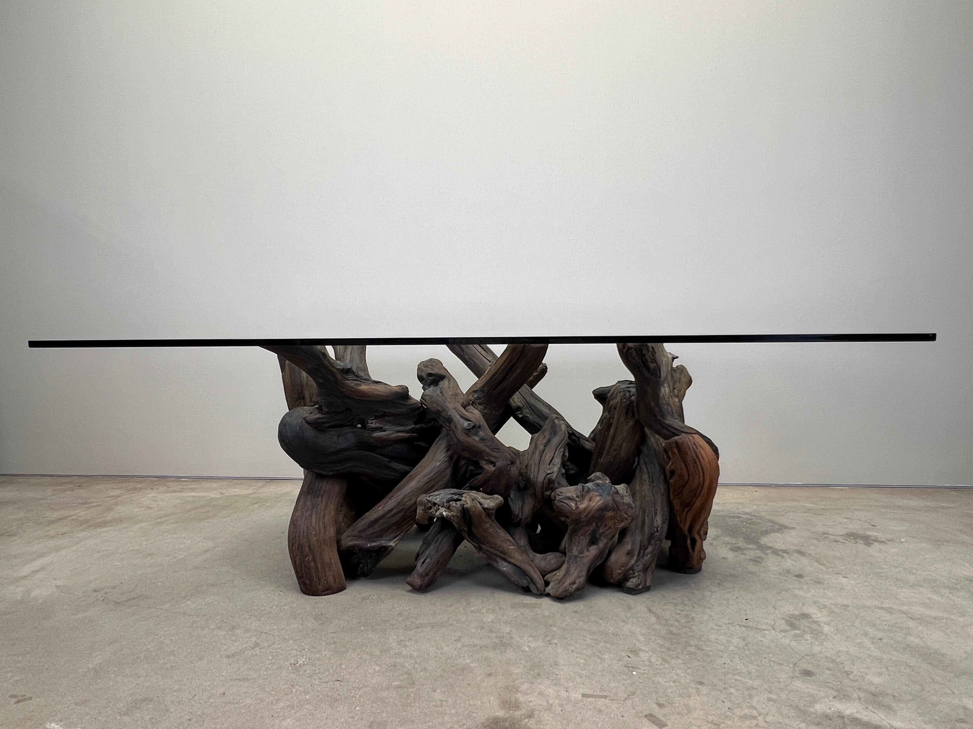 Table de salle à manger en loupe de séquoia avec plateau en verre.