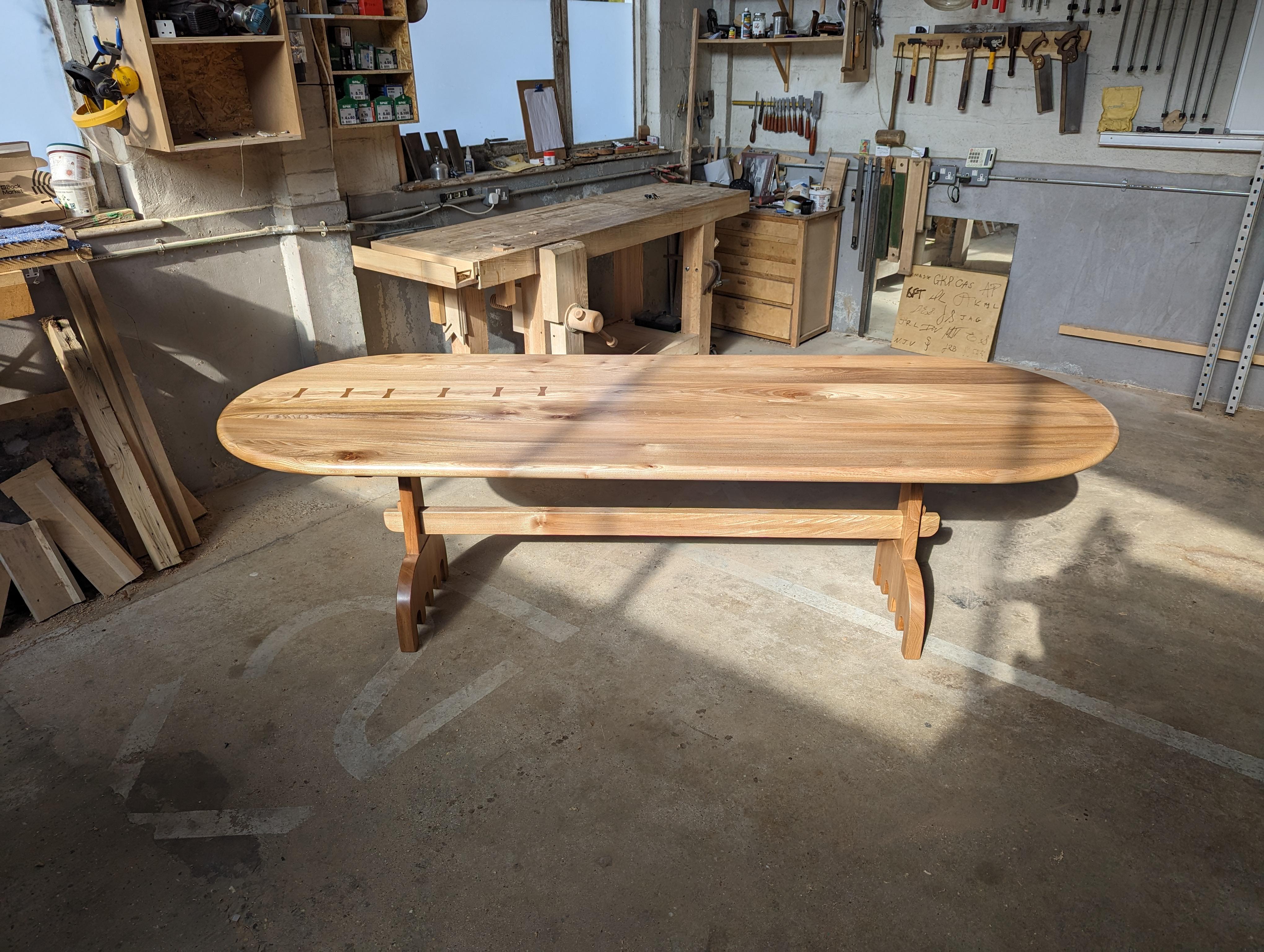 Grande table à manger de réfectoire en orme, conçue et fabriquée à la main par Loose Fit, Royaume-Uni en vente 3