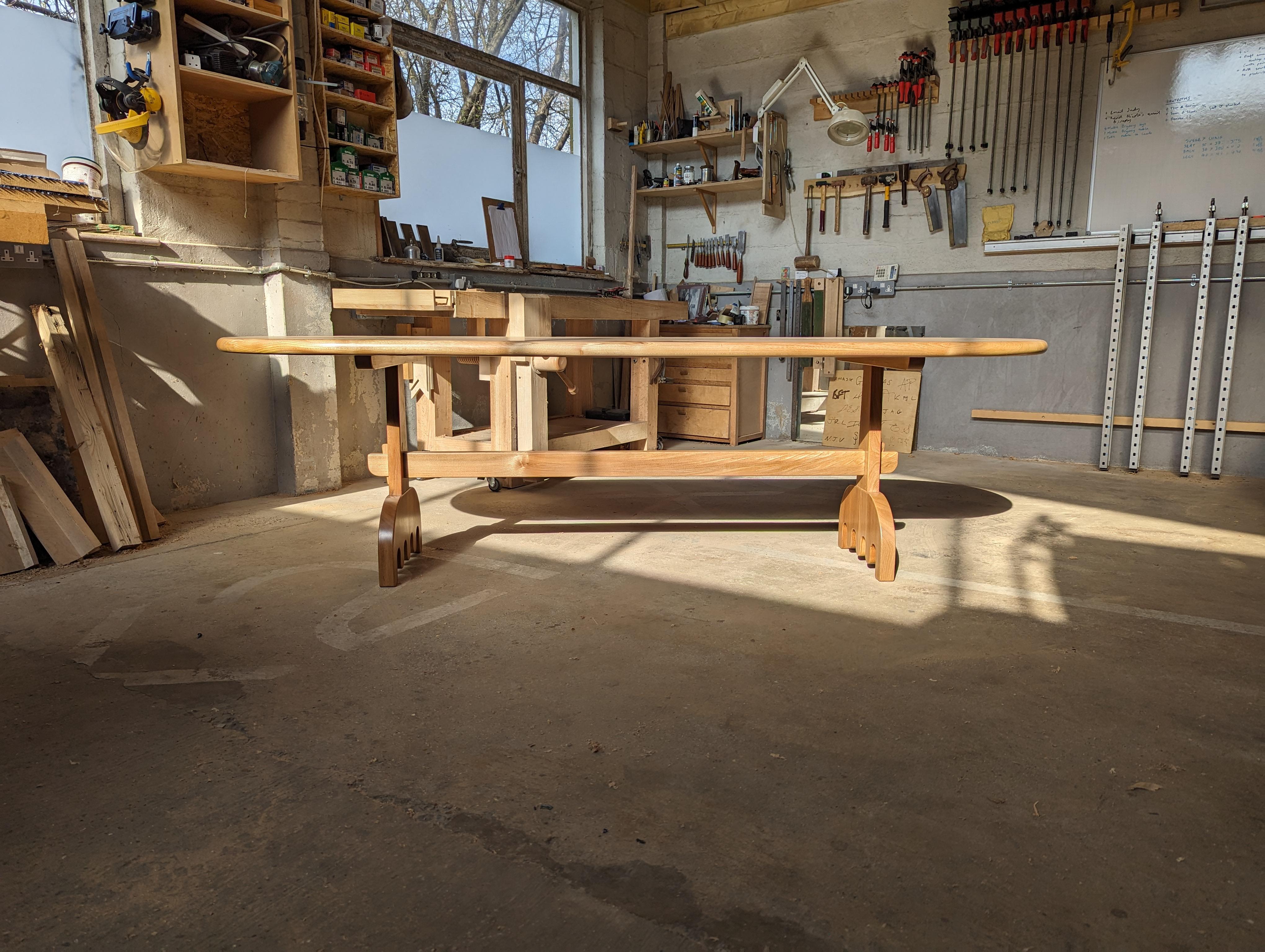 Grande table à manger de réfectoire en orme, conçue et fabriquée à la main par Loose Fit, Royaume-Uni en vente 4