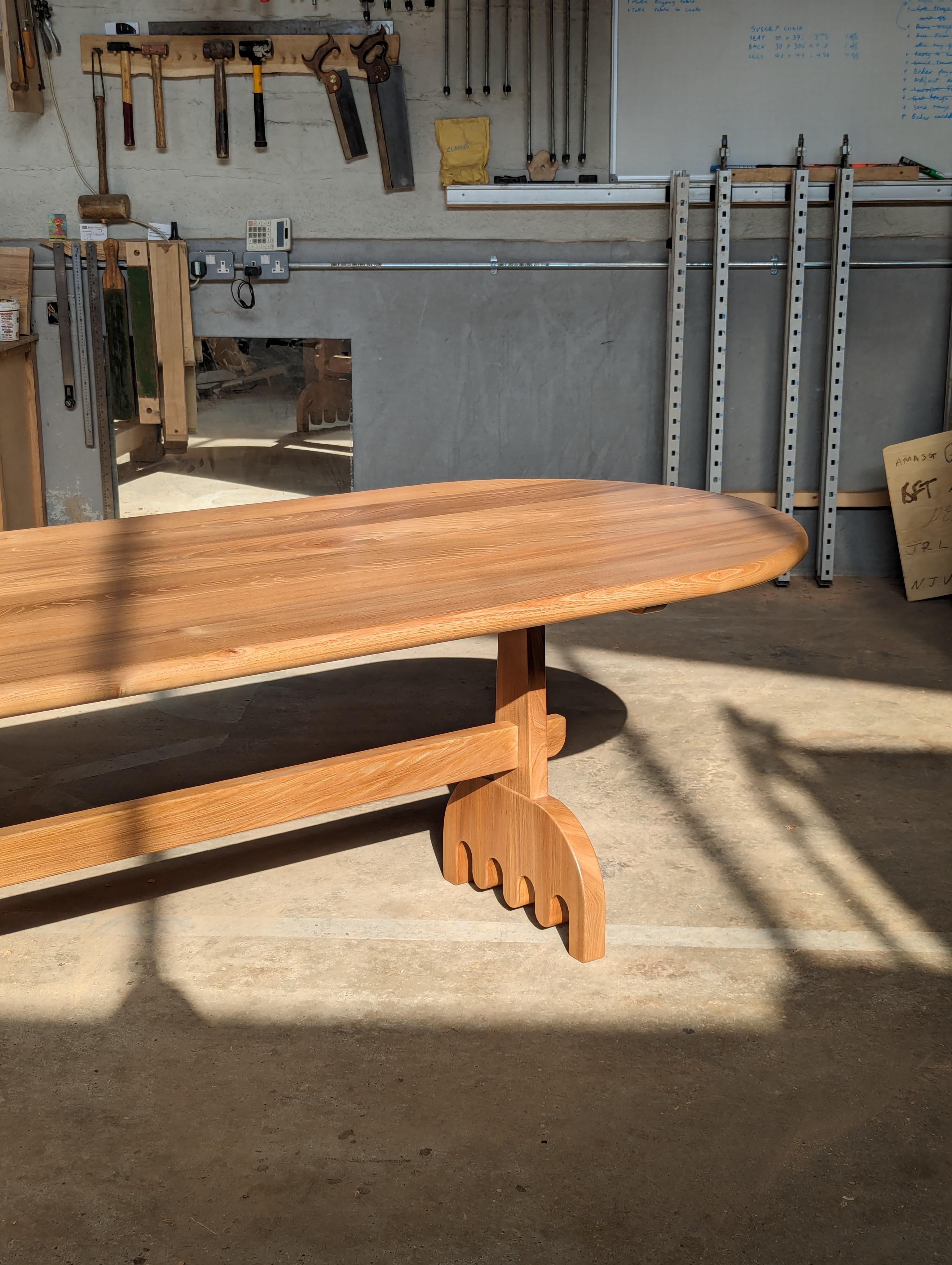 Grande table à manger de réfectoire en orme, conçue et fabriquée à la main par Loose Fit, Royaume-Uni en vente 7