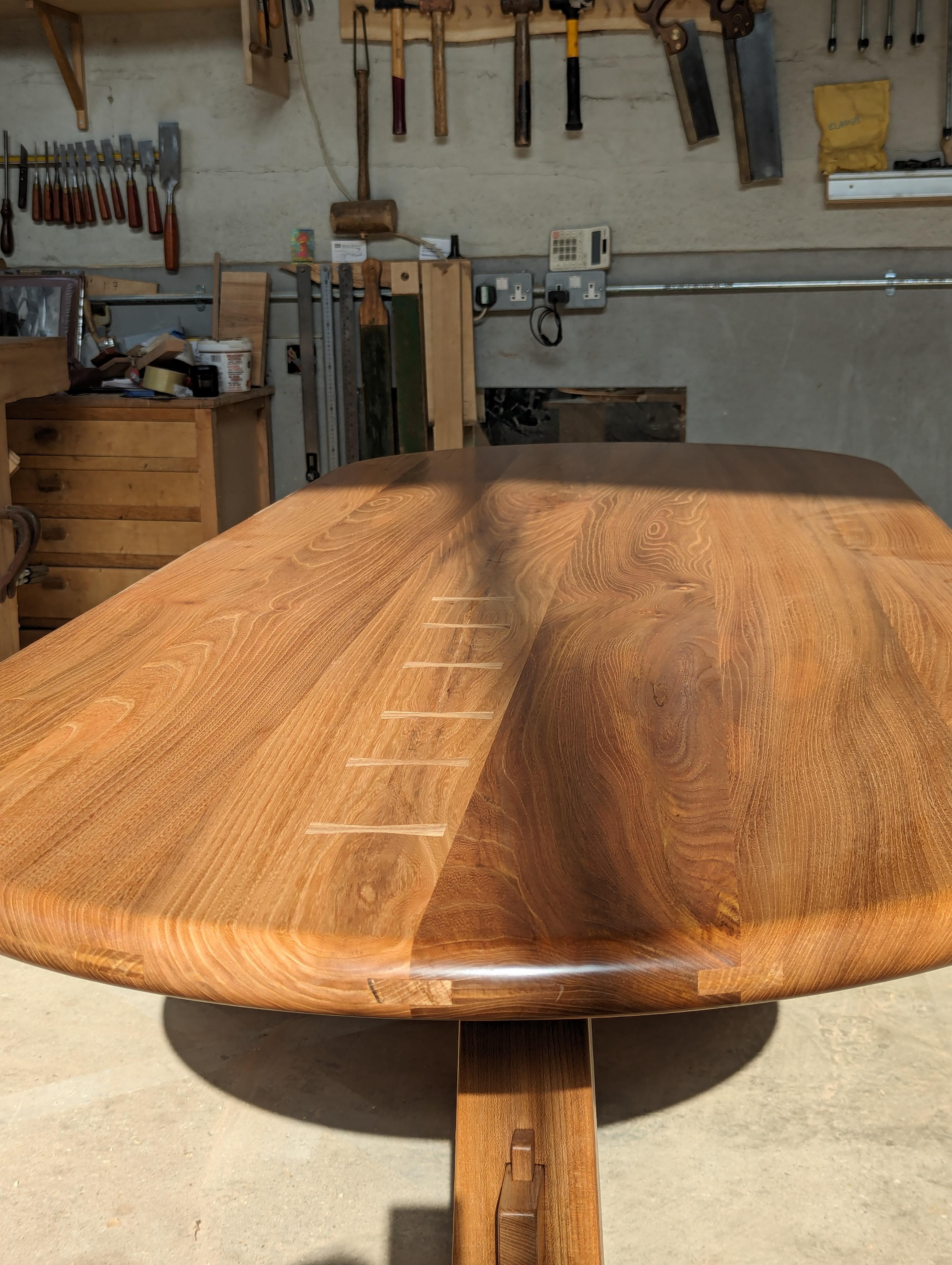 Grande table à manger de réfectoire en orme, conçue et fabriquée à la main par Loose Fit, Royaume-Uni en vente 9