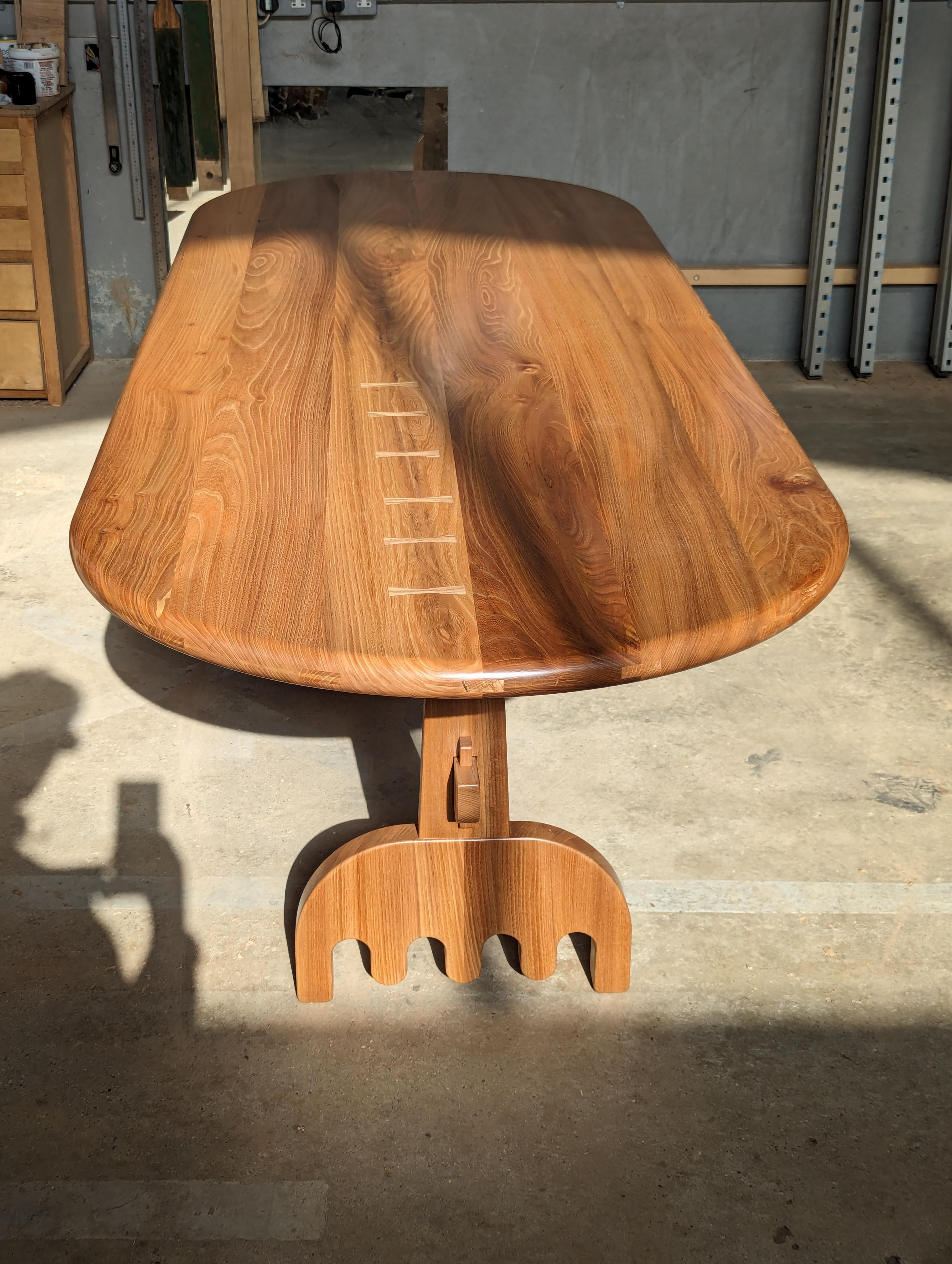 Grande table à manger de réfectoire en orme, conçue et fabriquée à la main par Loose Fit, Royaume-Uni en vente 10