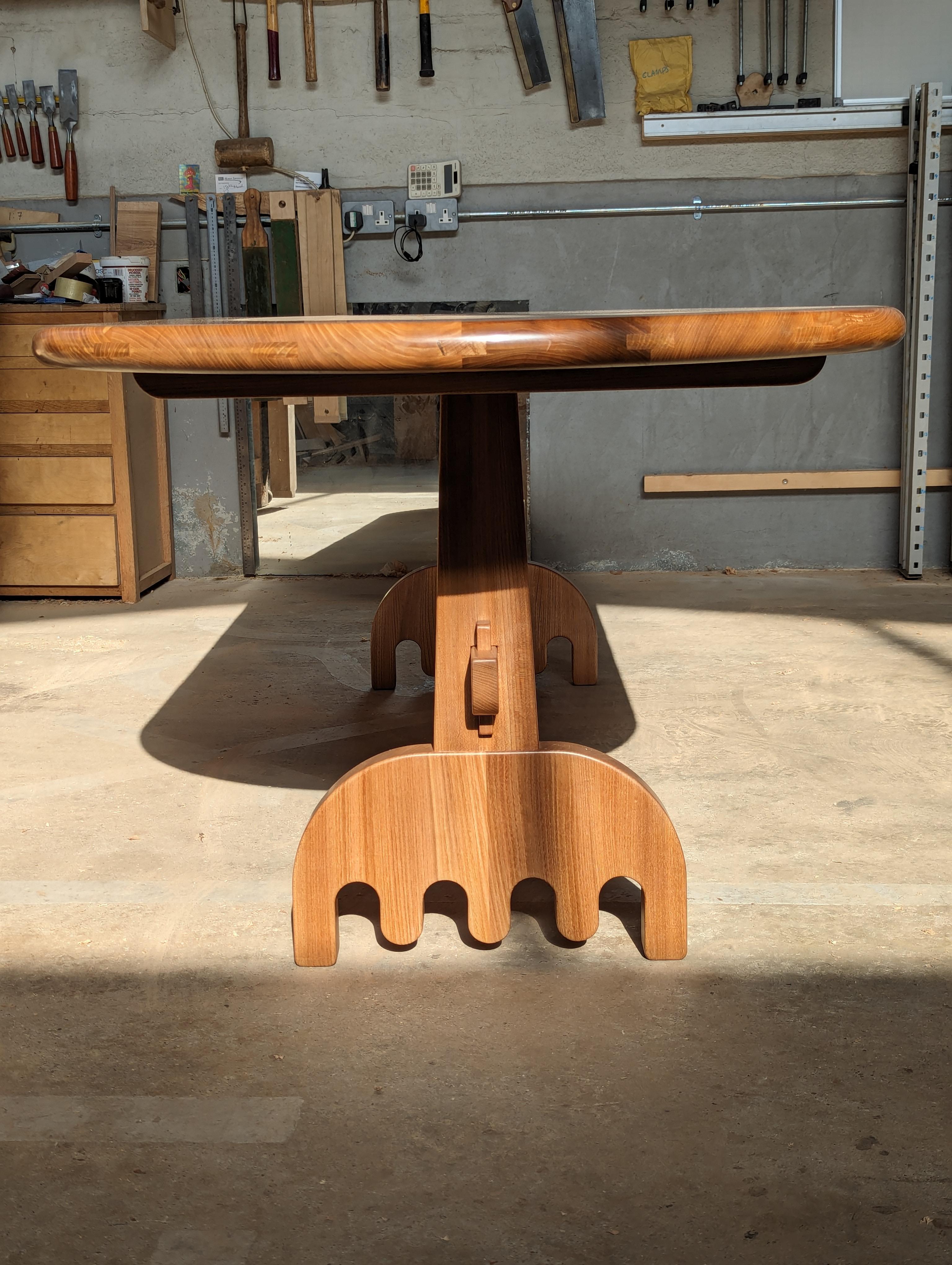 Grande table à manger de réfectoire en orme, conçue et fabriquée à la main par Loose Fit, Royaume-Uni en vente 11