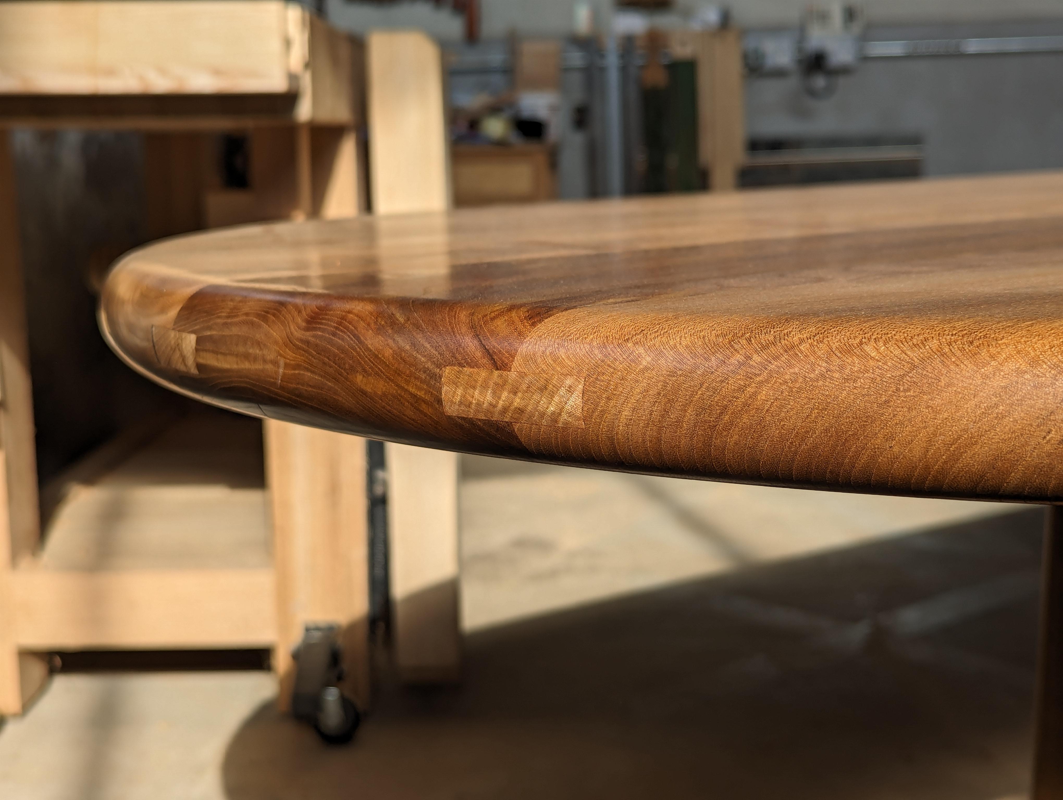 Travail du bois Grande table à manger de réfectoire en orme, conçue et fabriquée à la main par Loose Fit, Royaume-Uni en vente