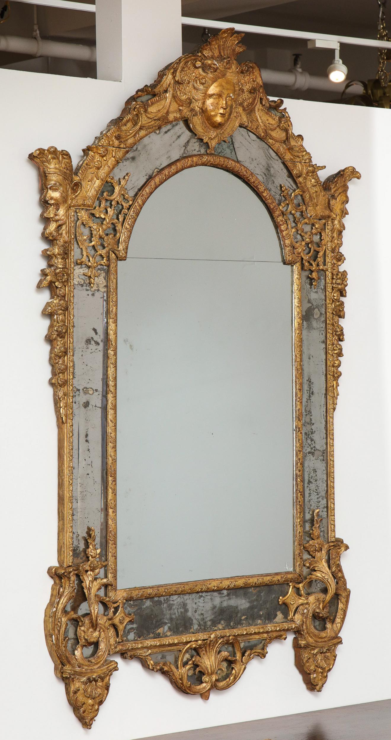 Francese Grande specchio da parete in legno dorato intagliato Régence in vendita