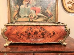 Grande jardinière ou cache-pot de style Régence en marqueterie florale sur bois de tulipier