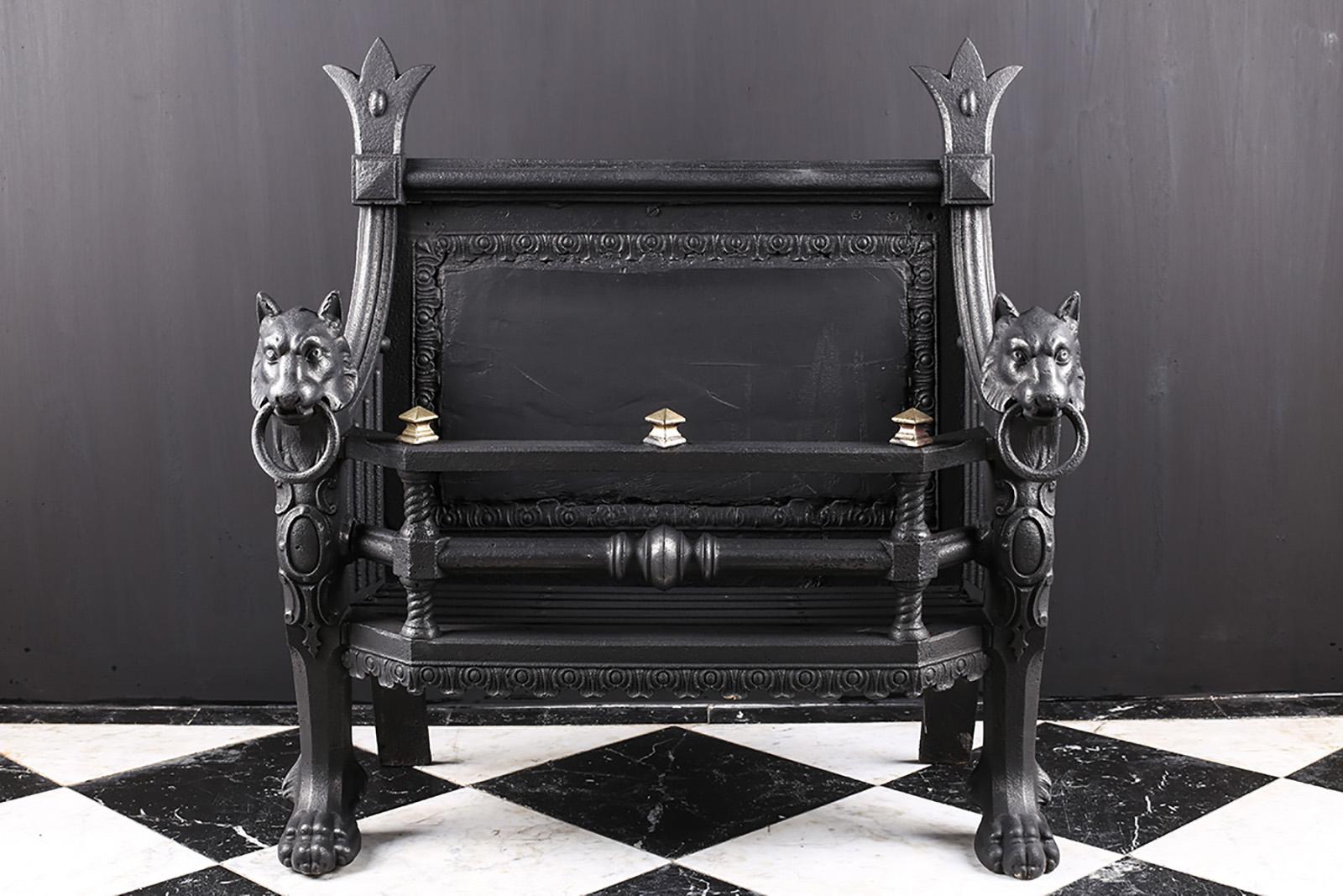 Grand brasero Régence en fonte vers 1820

Un grand brasero en fonte de style Régence anglaise, avec deux chenets en forme de chien-loup avec des anneaux dans la bouche et des pieds en forme de pattes, les barres avant avec des détails de bâton de
