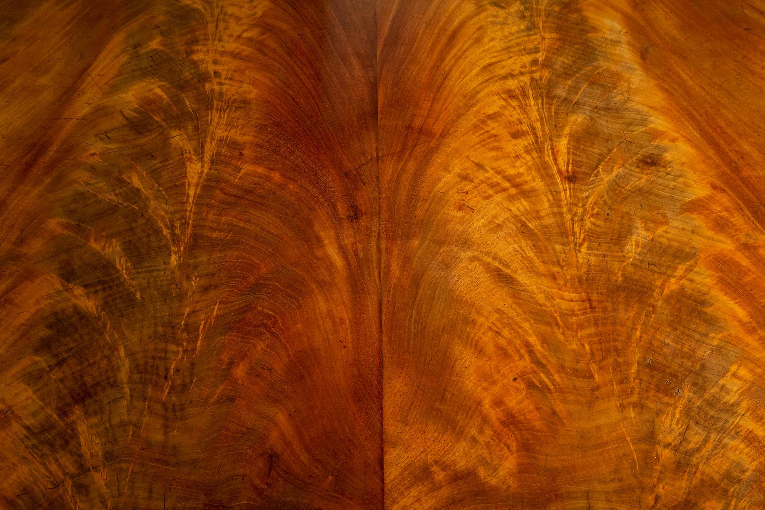 A handsome Regency period pedestal centre table, in original 'country house' condition. Ready to be placed and used.

England, circa 1820.

Why we like it:

A very well drawn design, inspired by Classical Antiquity; superb quality, pleasing colour