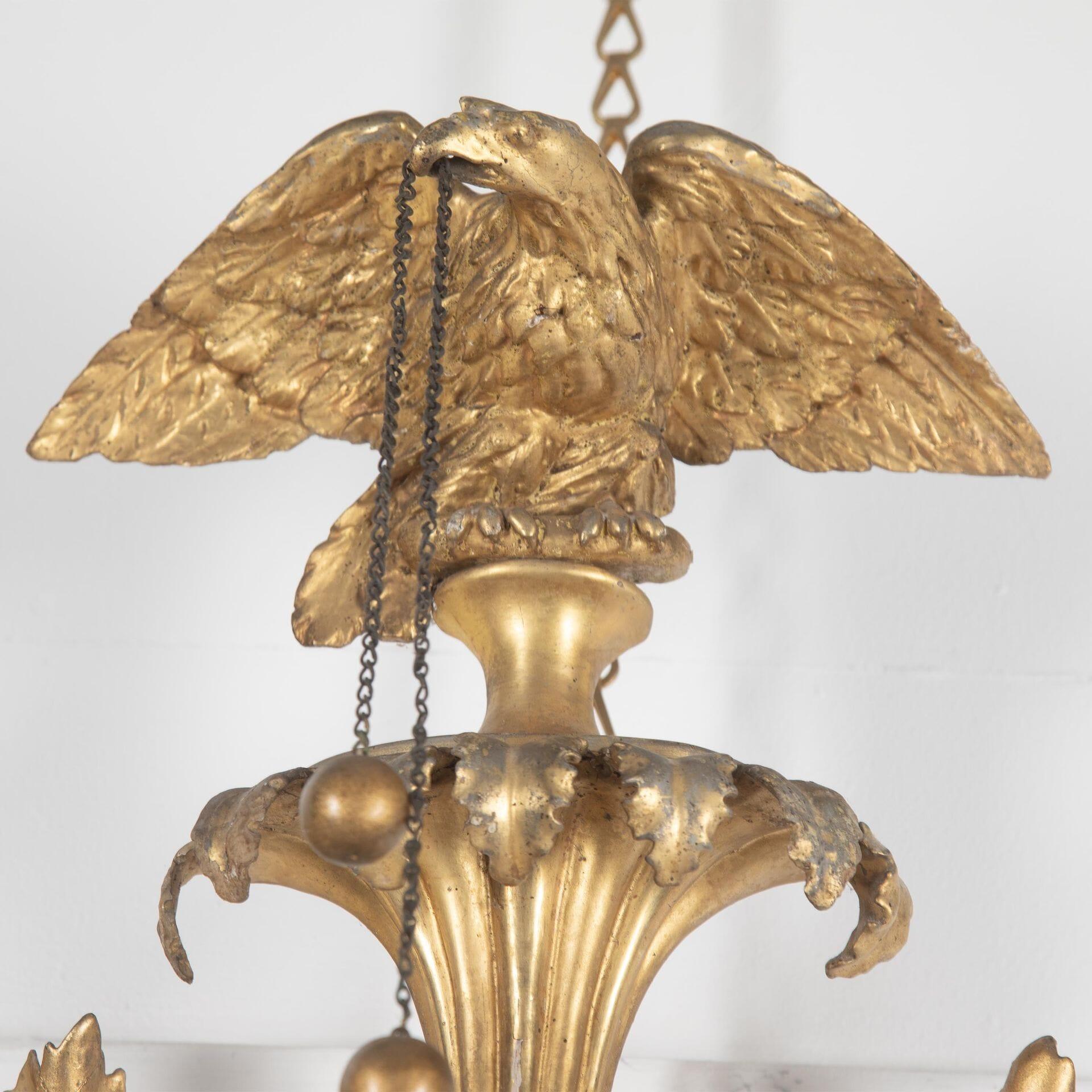 Ein ausgezeichnetes Beispiel für Regency geschnitzt vergoldetem Holz konvexen Spiegel von Thomas Fentham, mit Akanthus, foliate und verschnörkelten Giebel mit Adler hält Kugeln und Ketten in seinem Schnabel, über einem großen runden gerahmt mit