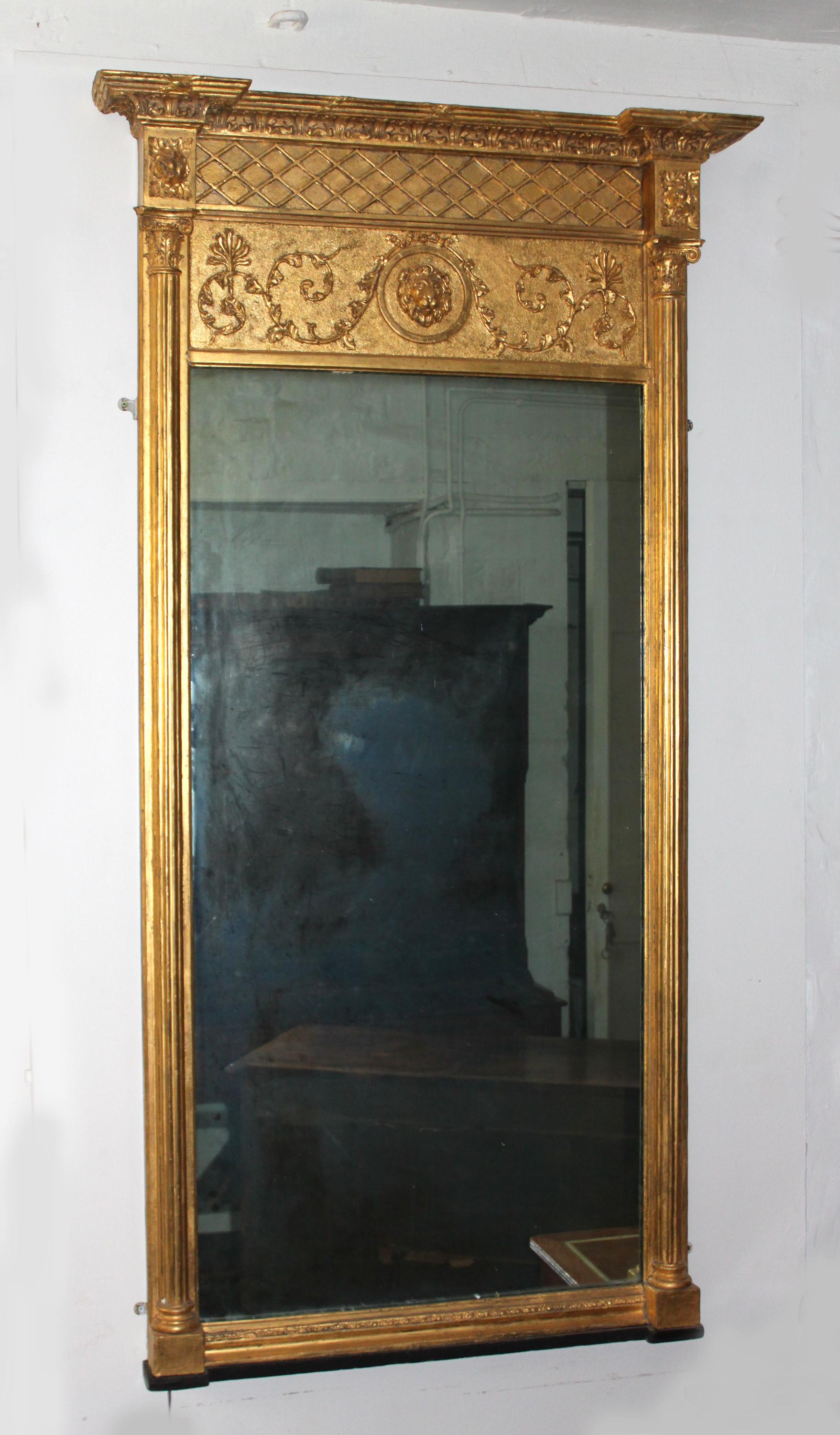 Ein großes vergoldetes Regency-Pierglas von Thomas Fentham aus London. Es ähnelt im Detail dem Glas, das im Pictorial Dictionary of Marked London Furniture 1700-1840, Seite 202, Abb. 341, abgebildet ist, und hat feine geschnitzte Kapitelle, eine
