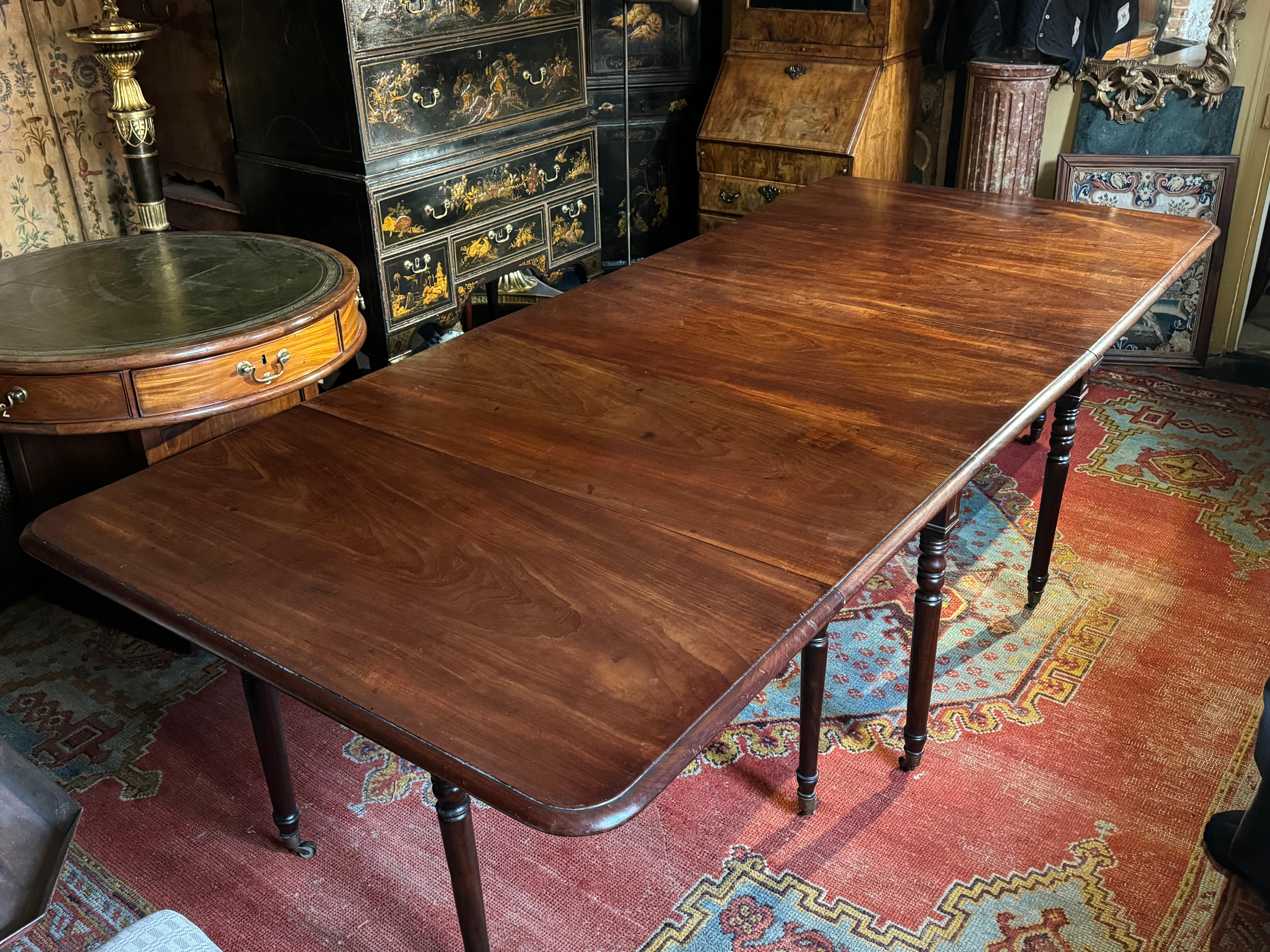 Regency Grande table à manger d'époque Régence en acajou en vente