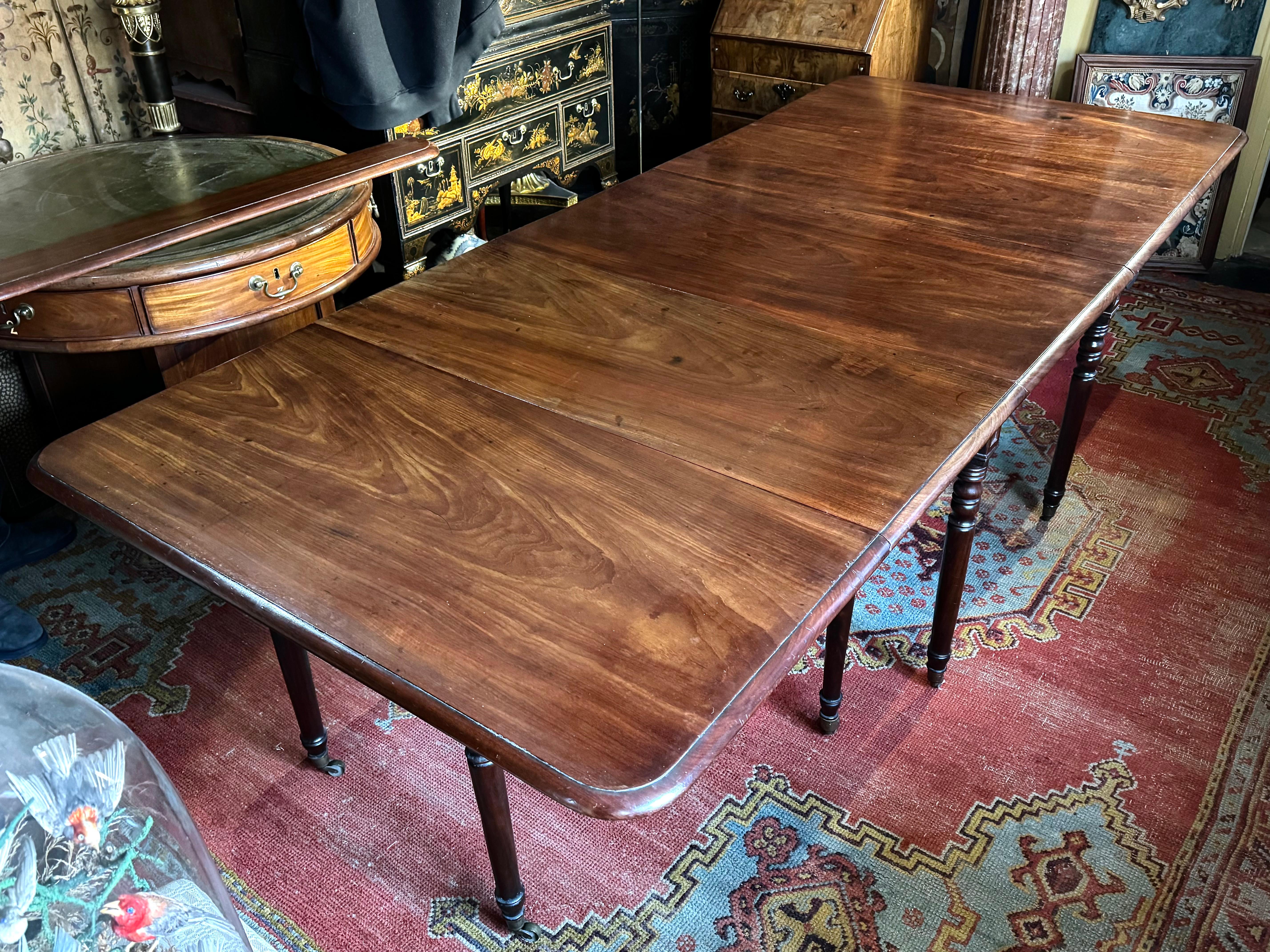Une table à manger à rallonge en acajou massif de la période Régence anglaise, d'une couleur et d'un dessin superbes.
Début du XIXe siècle, vers 1820.
Conservant toutes ses feuilles d'origine en acajou fin, bien figuré et légèrement décoloré.

Il