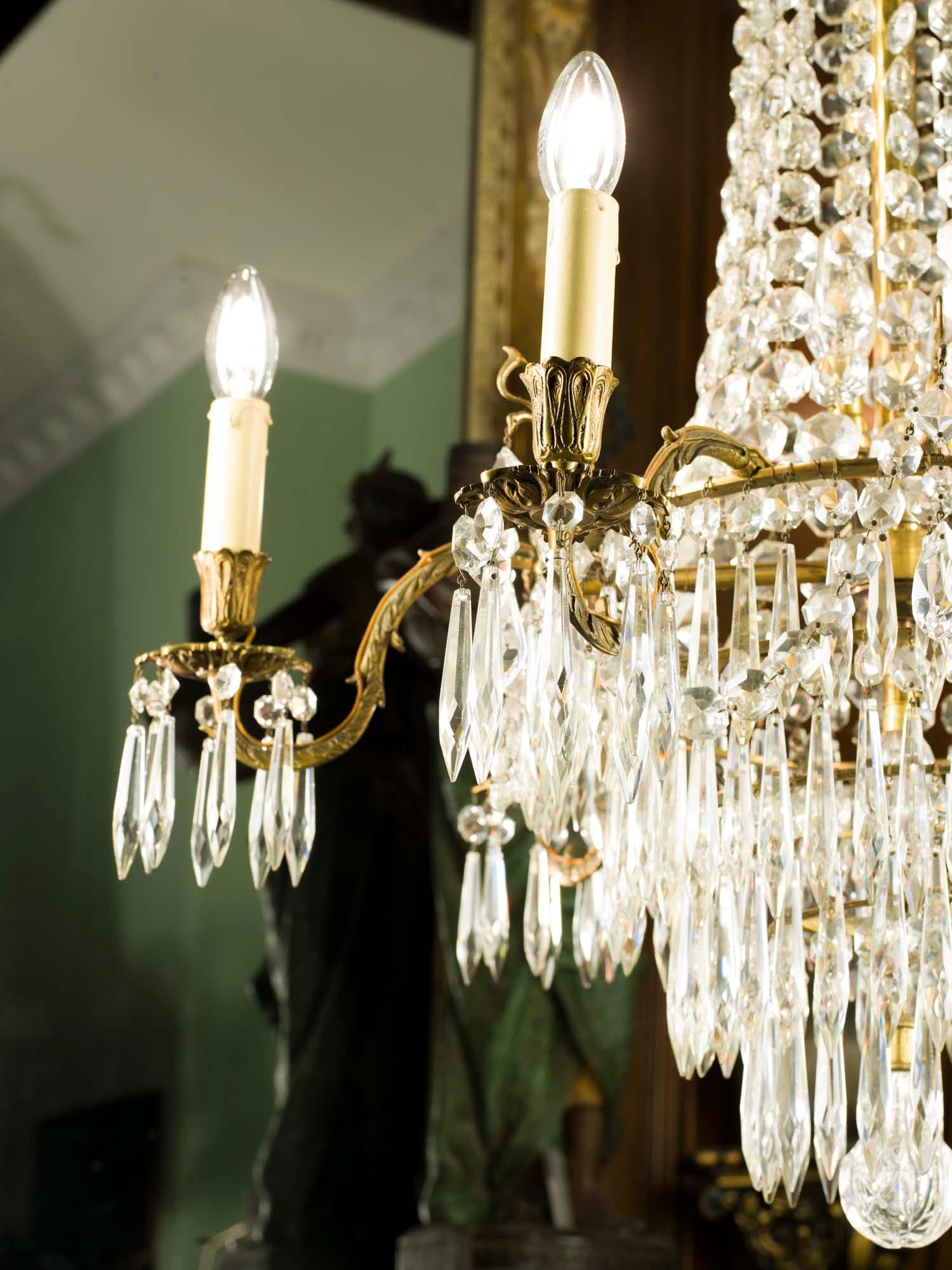 Großer antiker Sechs-Licht-Kronleuchter im Regency-Stil aus geschliffenem Glas und vergoldeter Bronze (Englisch) im Angebot