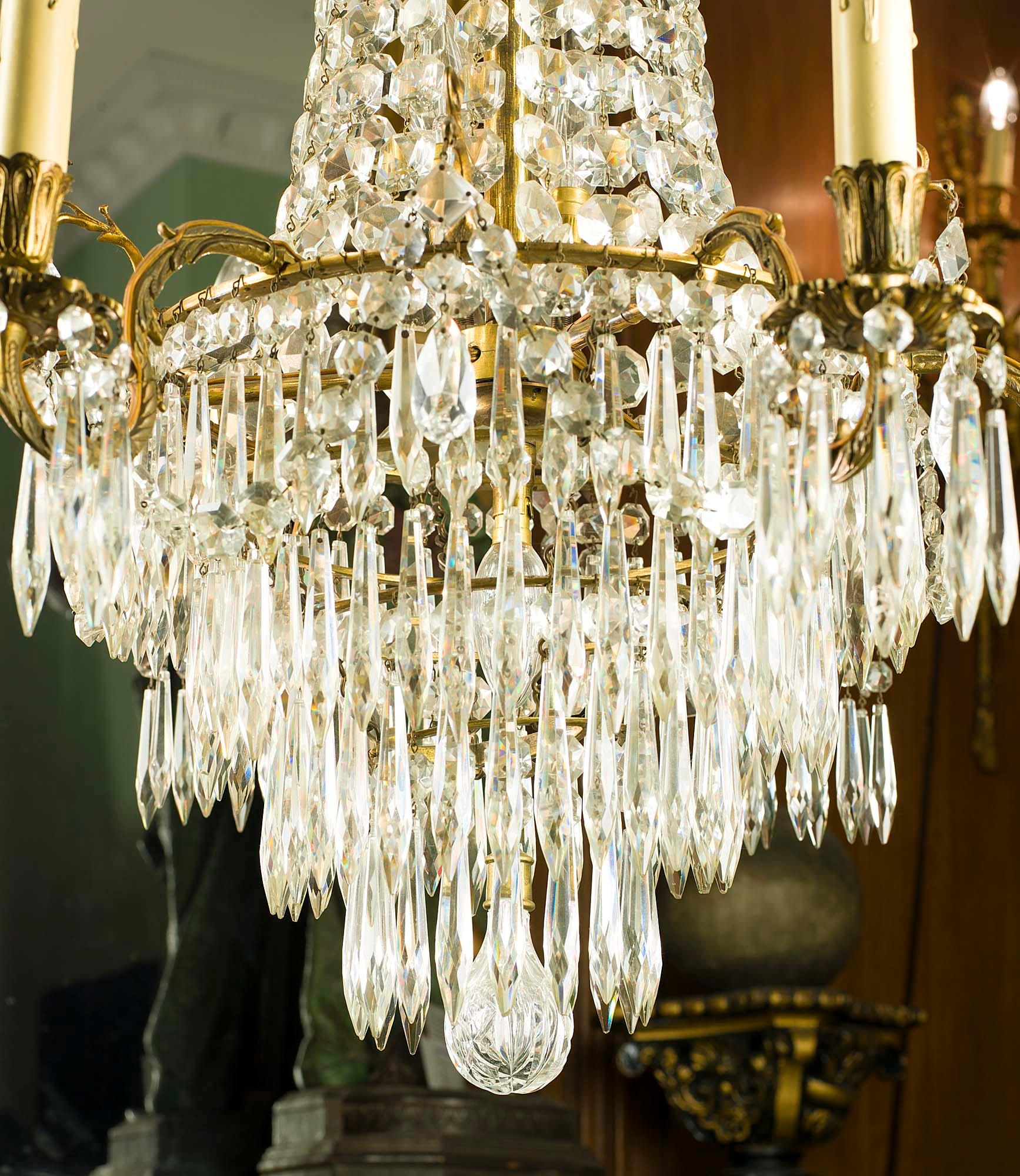 Großer antiker Sechs-Licht-Kronleuchter im Regency-Stil aus geschliffenem Glas und vergoldeter Bronze im Zustand „Gut“ im Angebot in London, GB