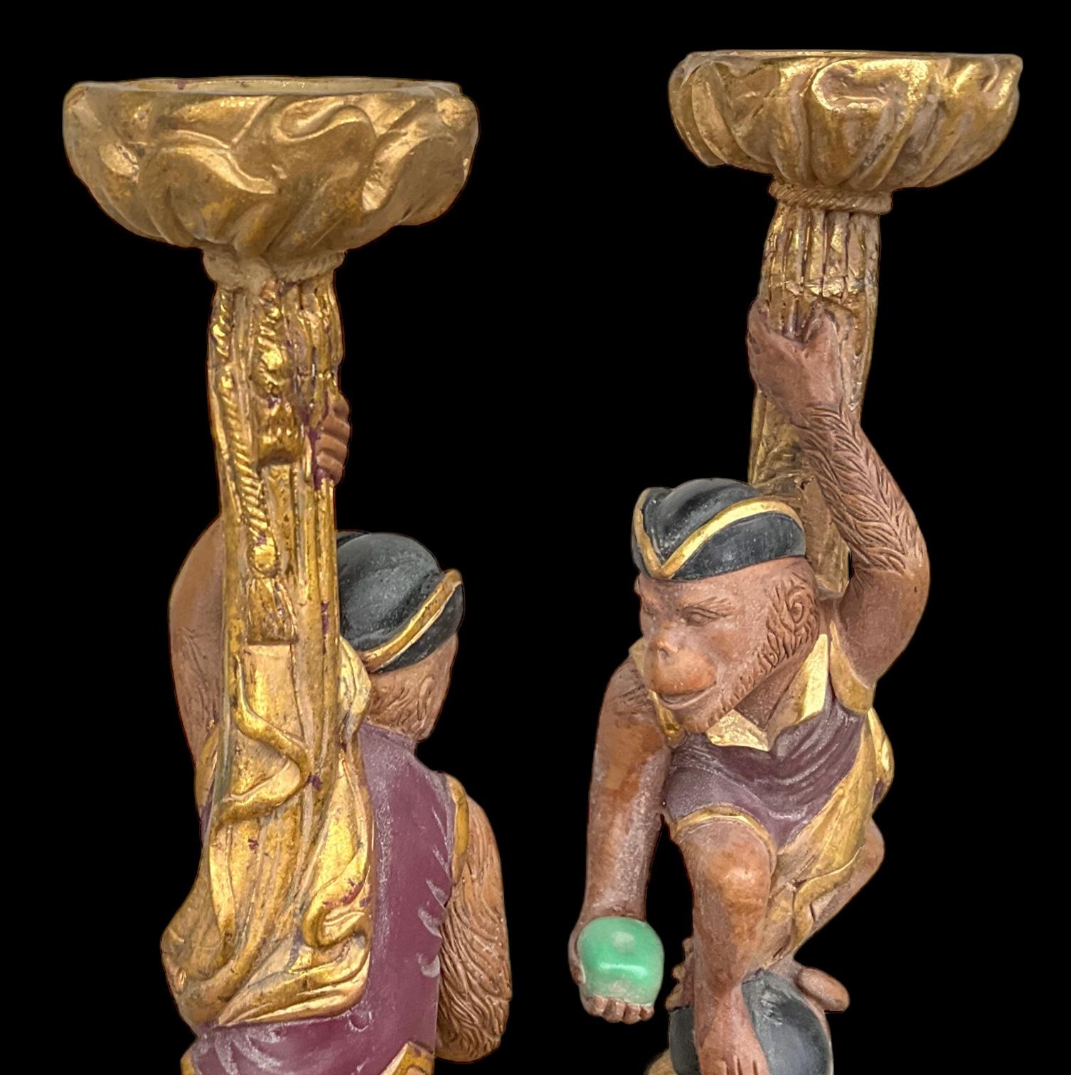 Große Regency Style vergoldet Affe Form Kerzenhalter Att. Maitland-Smith – Paar (Philippinisch) im Angebot