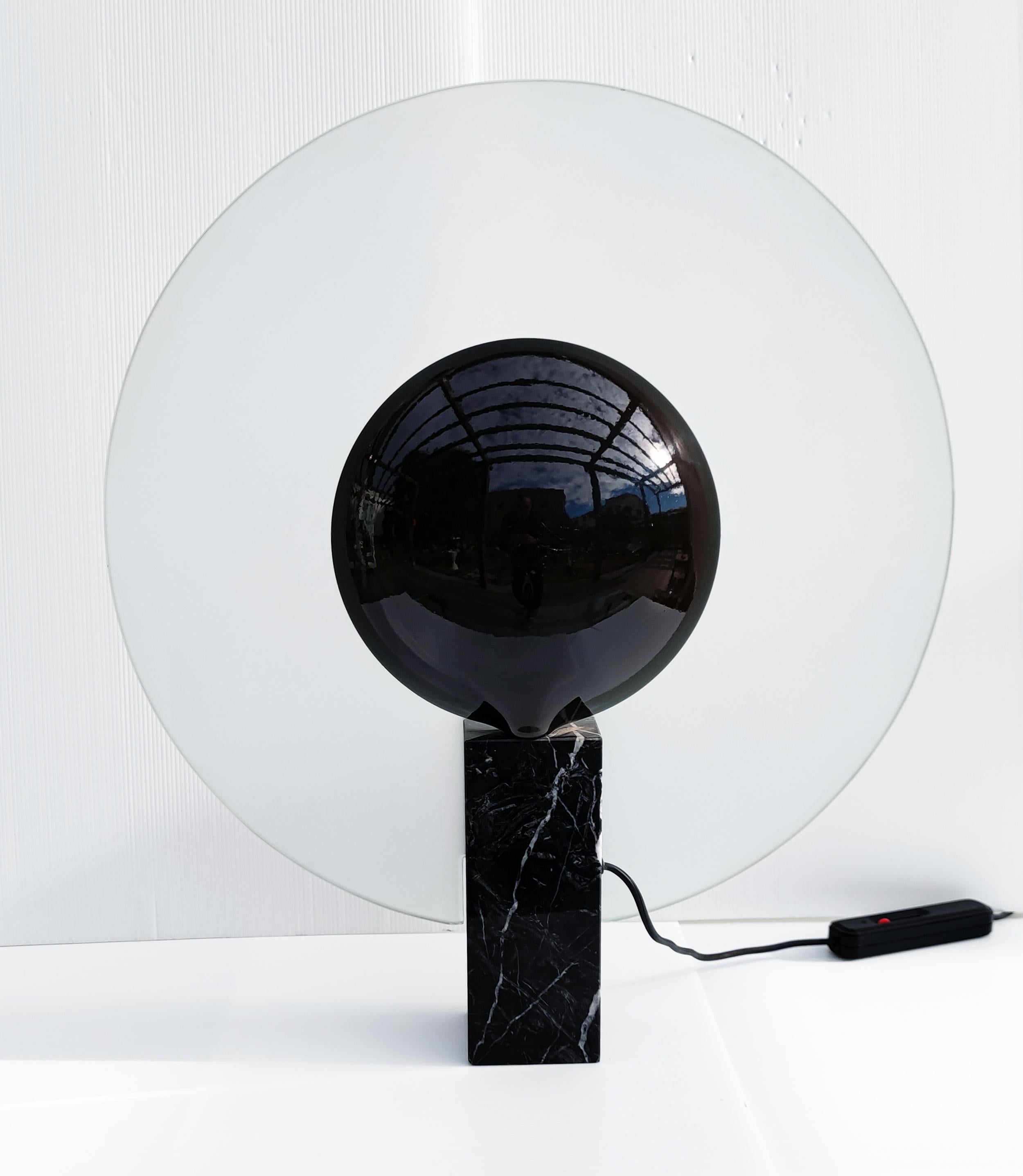 Rare and beautiful large Relco Milano marble table lamp manufactured in Italy in 1970s.
Formed of a large polished glass disc mounted on an elegant carare marble base and equipped with a dimmer switch for different lighting ambience.