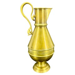 Grande cruche à eau religieuse gothique en laiton marquée Roosevelt