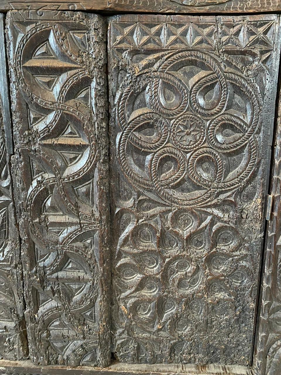 Große, reich geschnitzte französische Sideboard-Kommode mit Buffetschrank - Renaissance - 17. Jahrhundert - Frankreich im Zustand „Gut“ im Angebot in Beuzevillette, FR