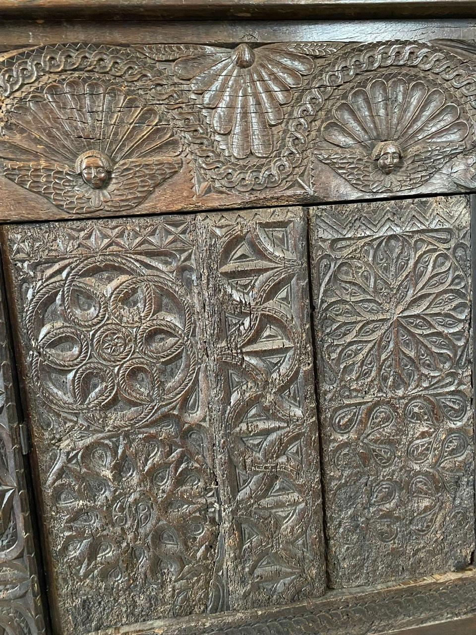 Große, reich geschnitzte französische Sideboard-Kommode mit Buffetschrank - Renaissance - 17. Jahrhundert - Frankreich (Eichenholz) im Angebot