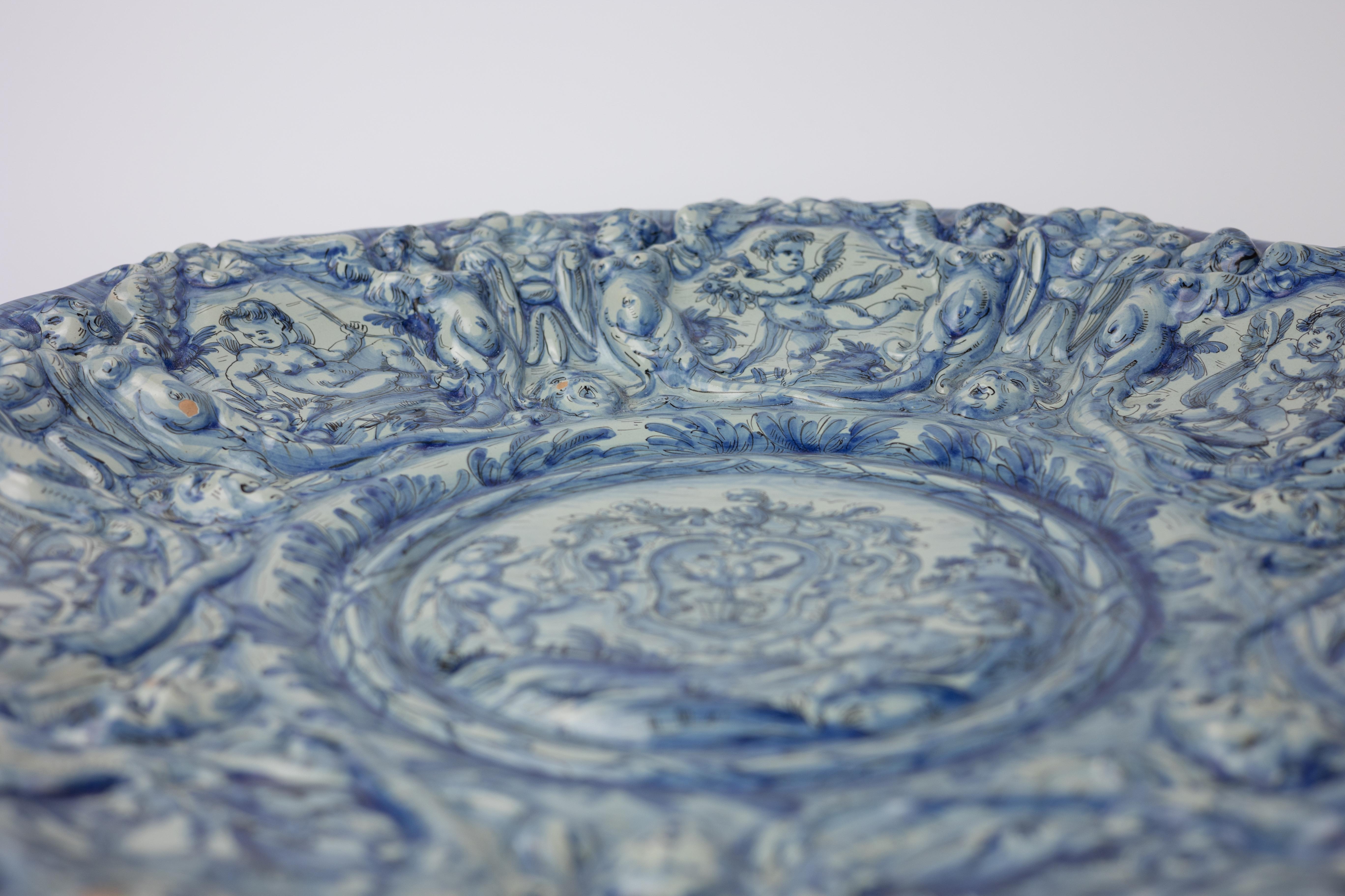 Large Renaissance Revival Cantagalli Maiolica Blue & White Charger In Good Condition In Fort Lauderdale, FL