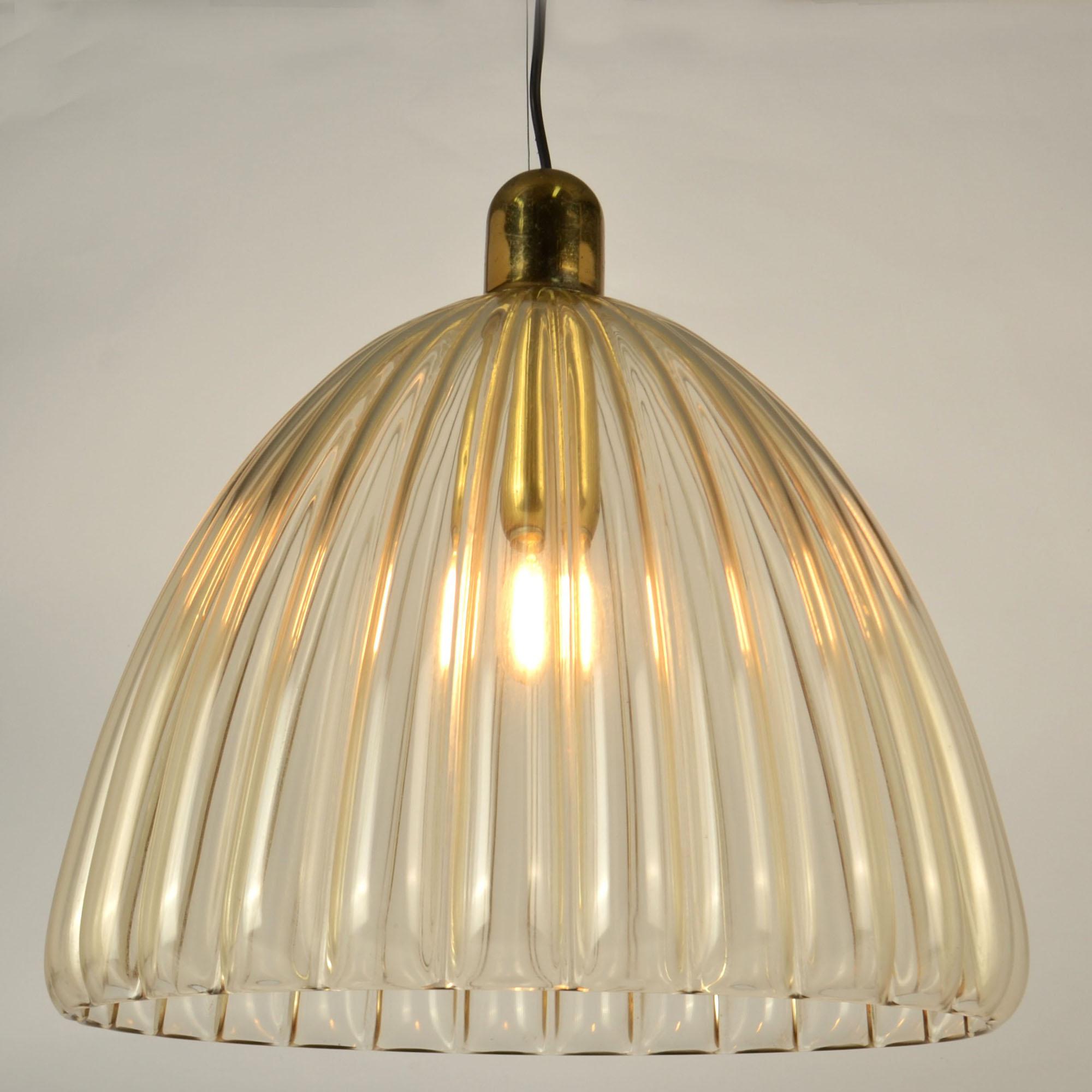 Grande lampada a sospensione in vetro di Murano a forma di smerlo in tonalità champagne, soffiato a campana con una tecnica altamente qualificata. È un grande classico degli anni '50 italiani.  dal famoso designer Renato Toso. Questo oggetto si