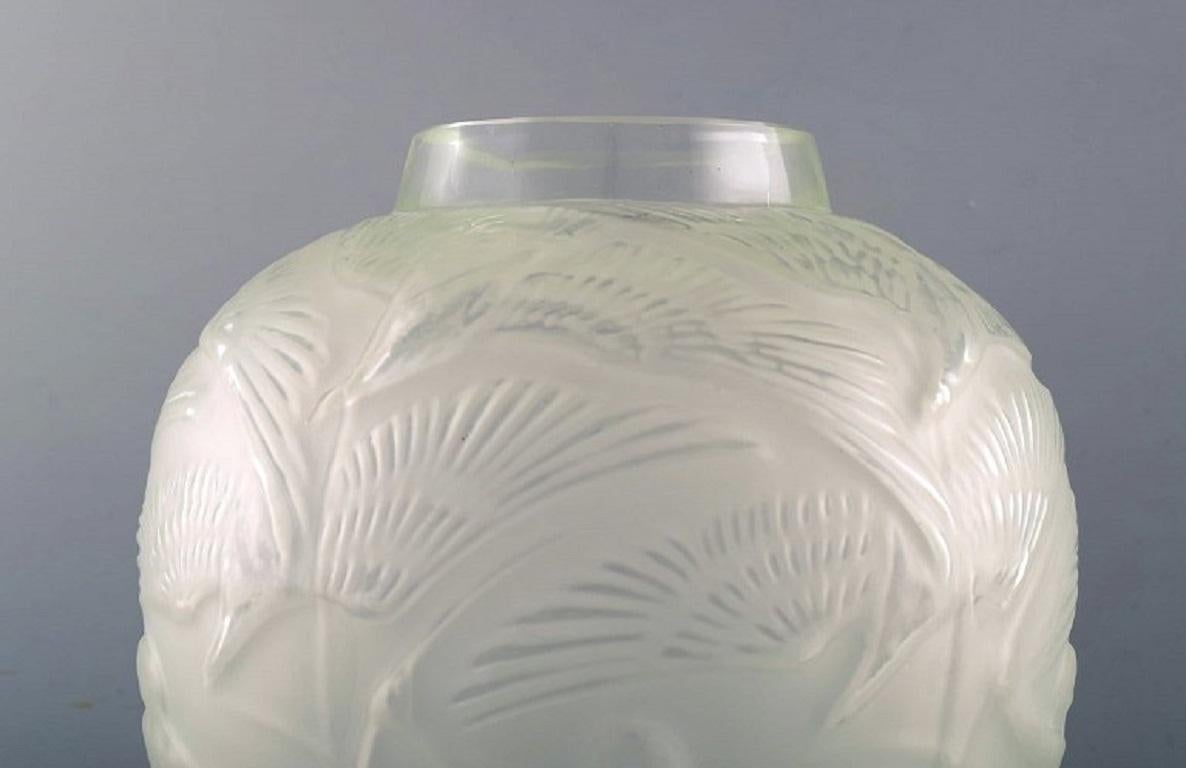 Large René Lalique art deco vase in art glass with a jungle motif. 1930's.
In very good condition.
Stamped: R. Lalique.
Measures: 27 x 23 cm.