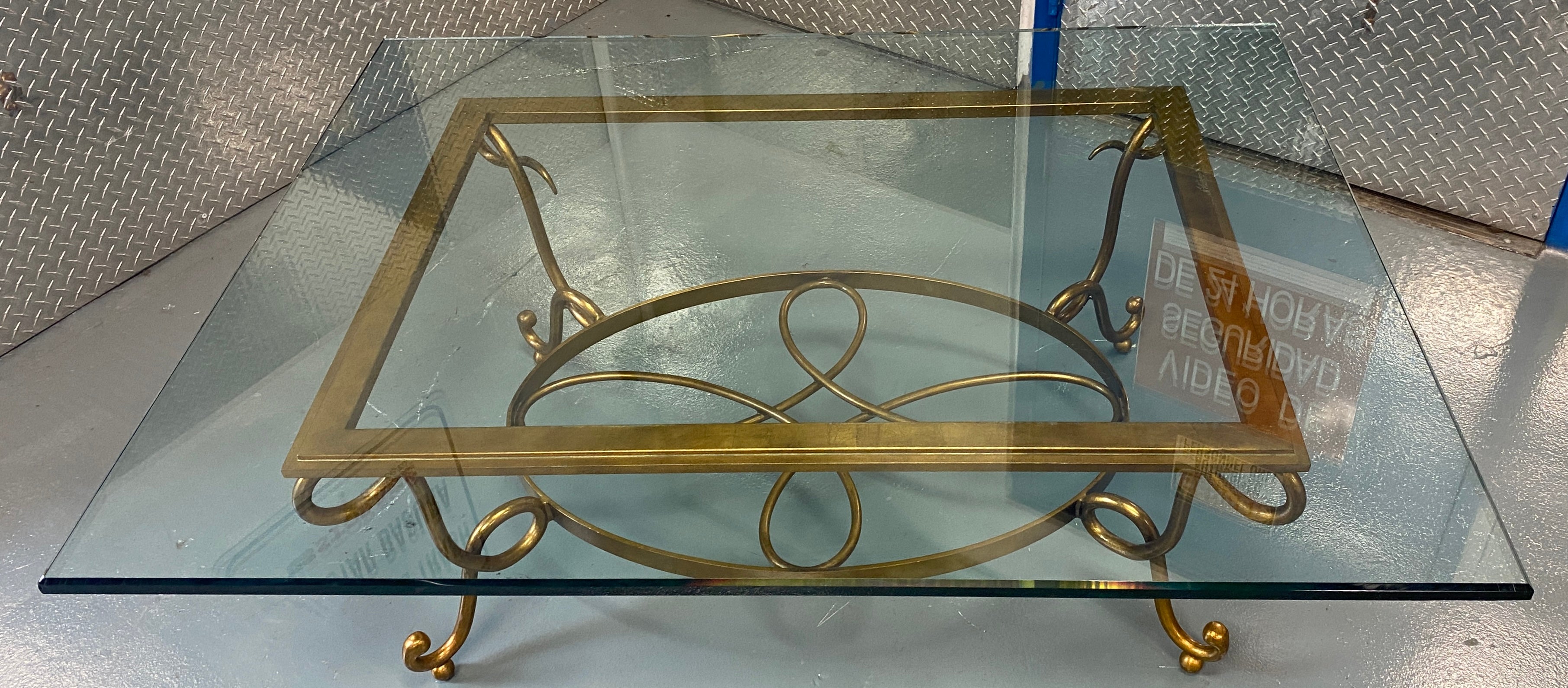Mesa de centro o Cocktail Tables francesa de los años 40, de gran calidad y estilo René Prou, con caprichosas curvas doradas. Impresionante mesa baja francesa de estilo Hollywood Regency, hacia 1940. 

Esta llamativa mesa de cóctel o de centro está