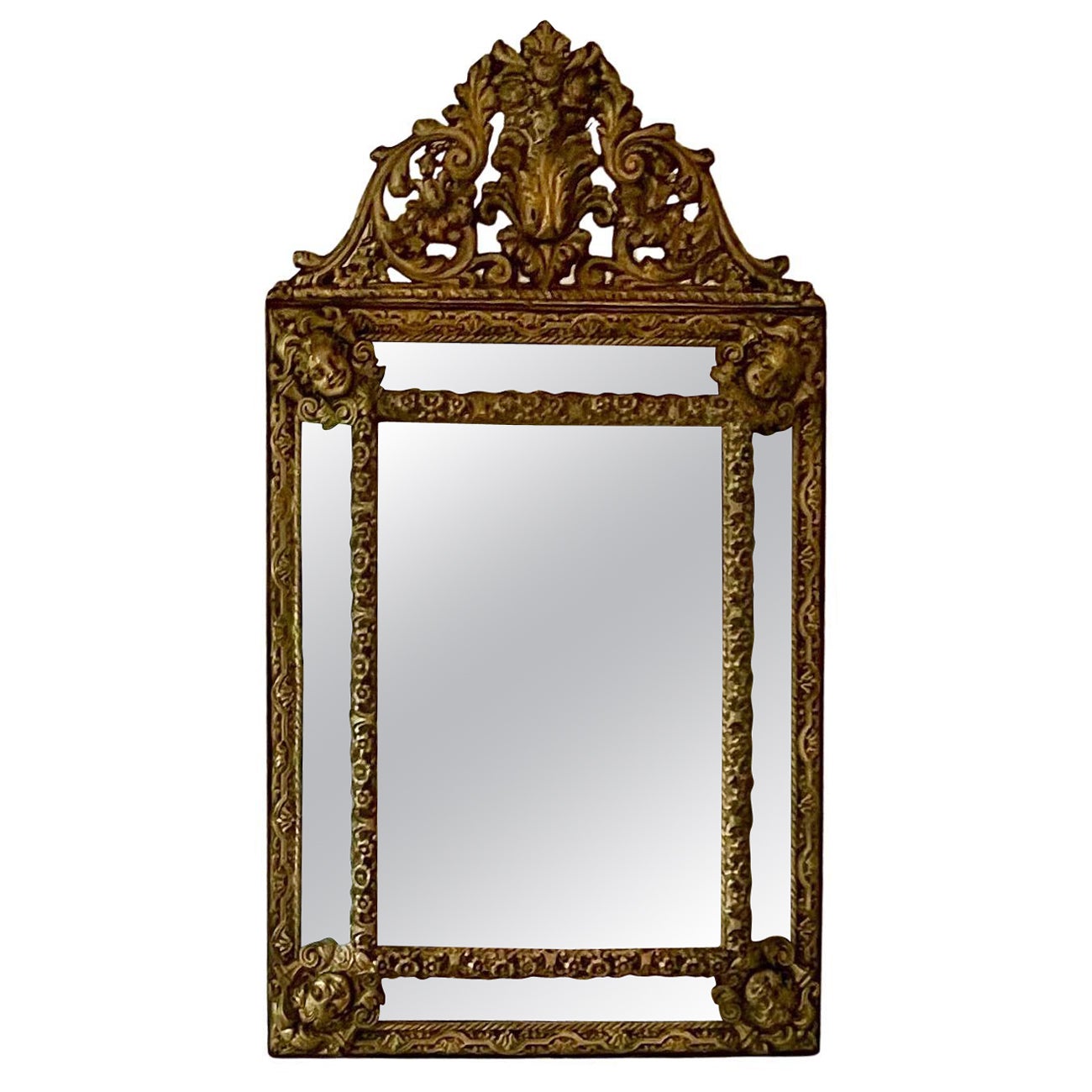 Grande specchio Pareclose Napoleone III in rame Repoussé, Francia, 1890