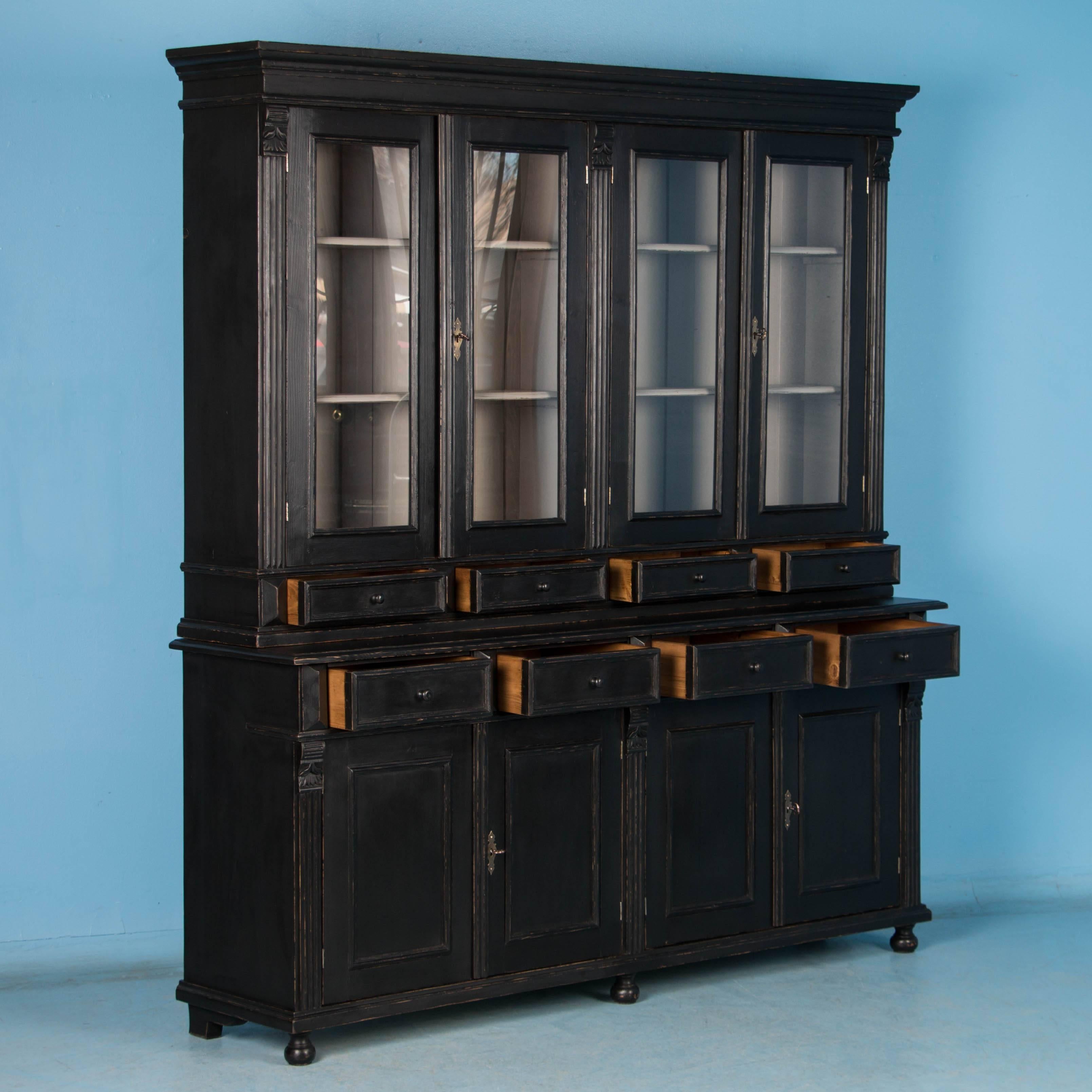 Cette bibliothèque ou vitrine est une reproduction du style antique de l'Europe des années 1800. Aujourd'hui:: il a reçu une finition peinte en noir à l'extérieur et une peinture grise contrastée à l'intérieur:: ce qui donne une nouvelle vie à cette
