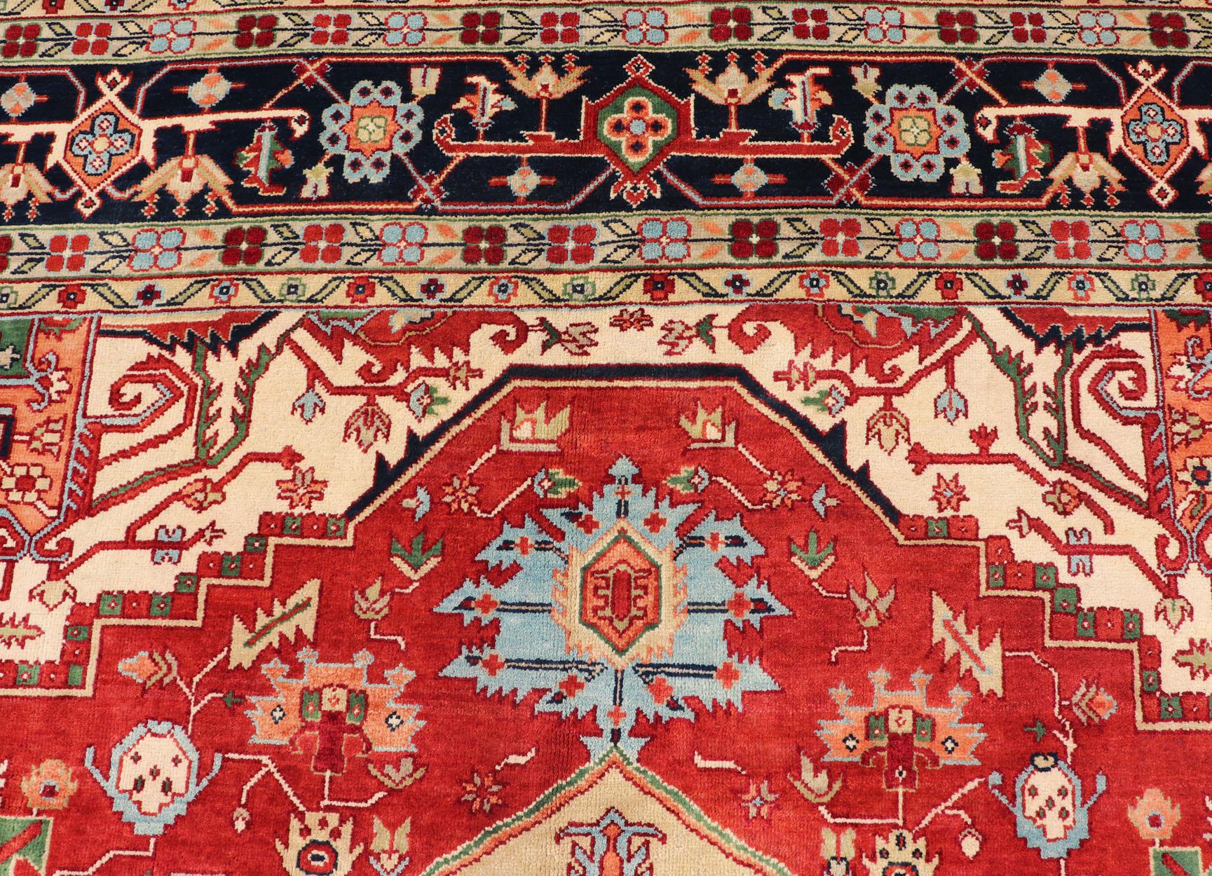 Großes handgeknüpftes Heriz-Serapi-Design mit geometrischem Medaillon. 

Maße: 11'4 x 14'7  
                    
Großer schöner moderner Heriz Style handgeknüpfter Wollteppich mit traditionellem Design. Dieser Heriz-Teppich hat einen mehrfarbigen