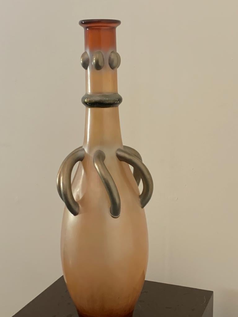 Grand vase en résine de couleur ambre avec des détails en argent Lam Lee Group, années 1980.