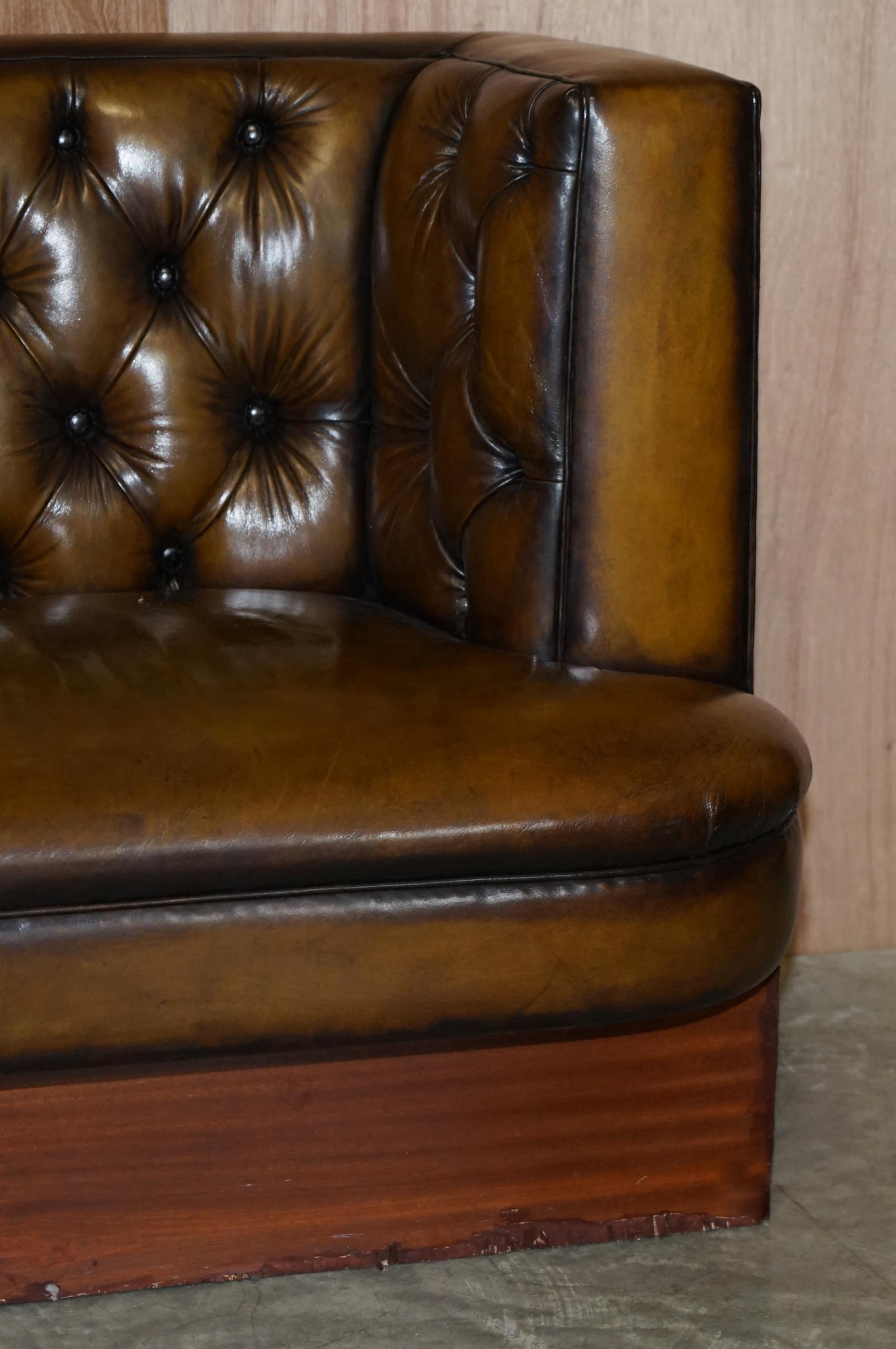 Grand banc pour canapé en cuir marron Chesterfield restauré et teint à la main, grand modèle en vente 6