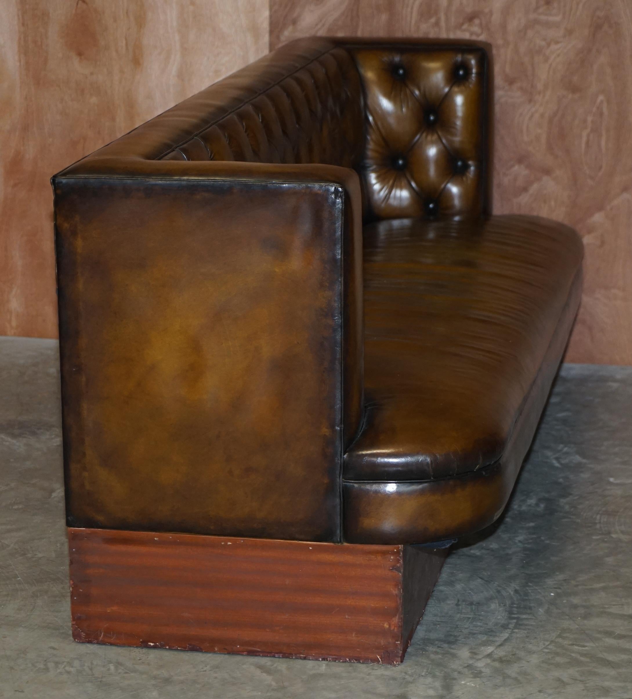 Grand banc pour canapé en cuir marron Chesterfield restauré et teint à la main, grand modèle en vente 7