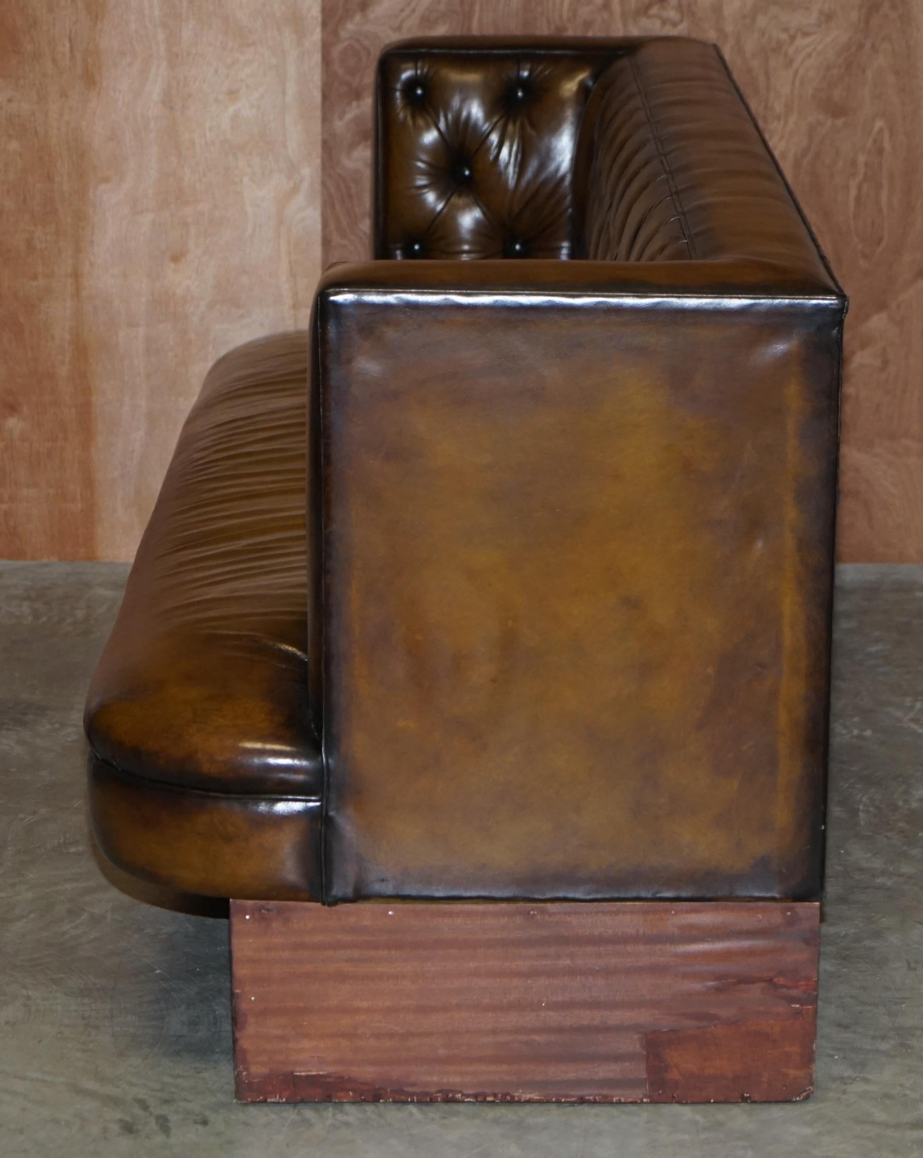 Grand banc pour canapé en cuir marron Chesterfield restauré et teint à la main, grand modèle en vente 8