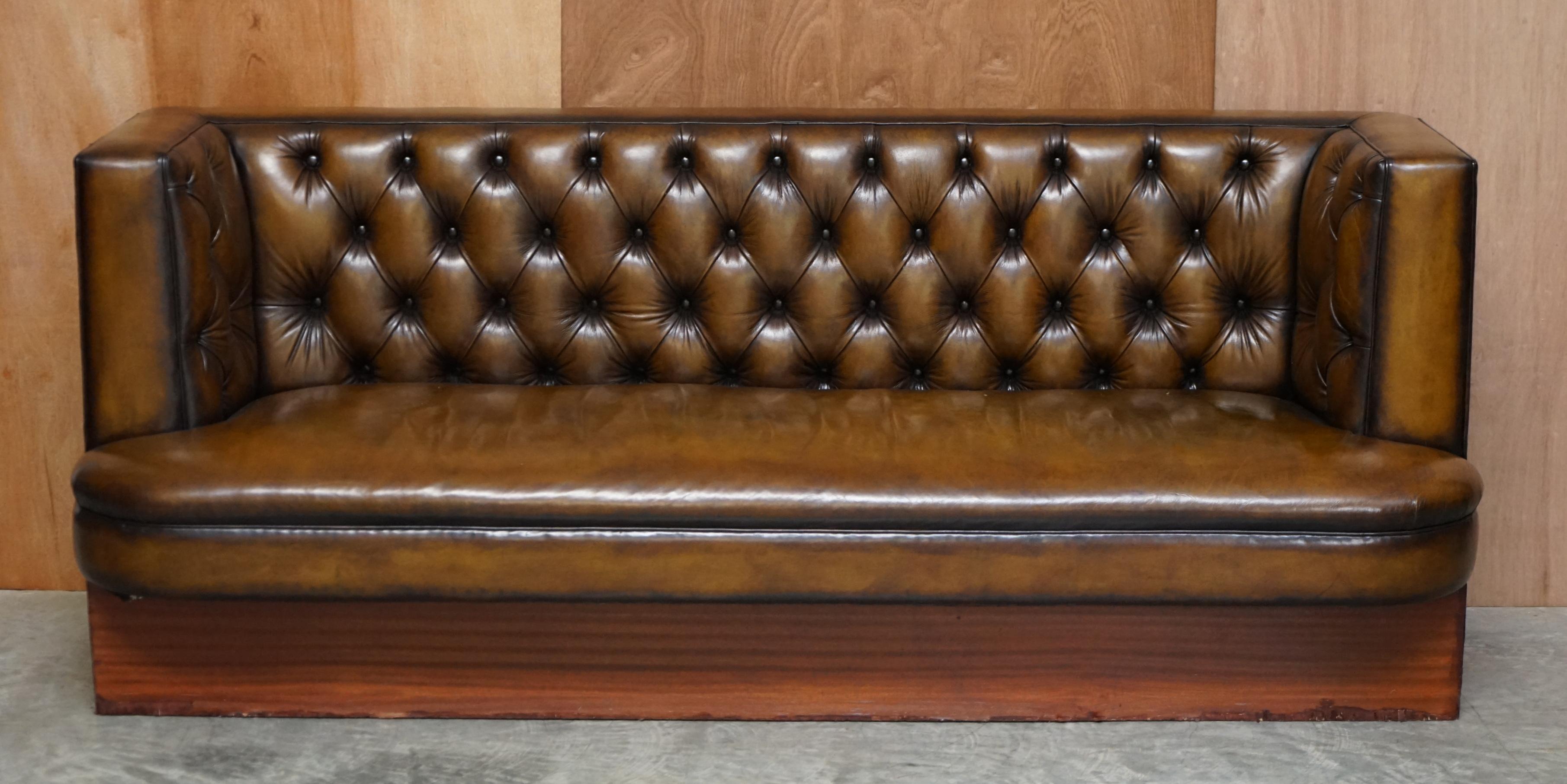 We are delighted to offer for sale this lovely hand made in England large fully restored Chesterfield brown leather bench

This piece is exquisite, fully restored, made in England using the finest leather. It is very comfortable and has a nice