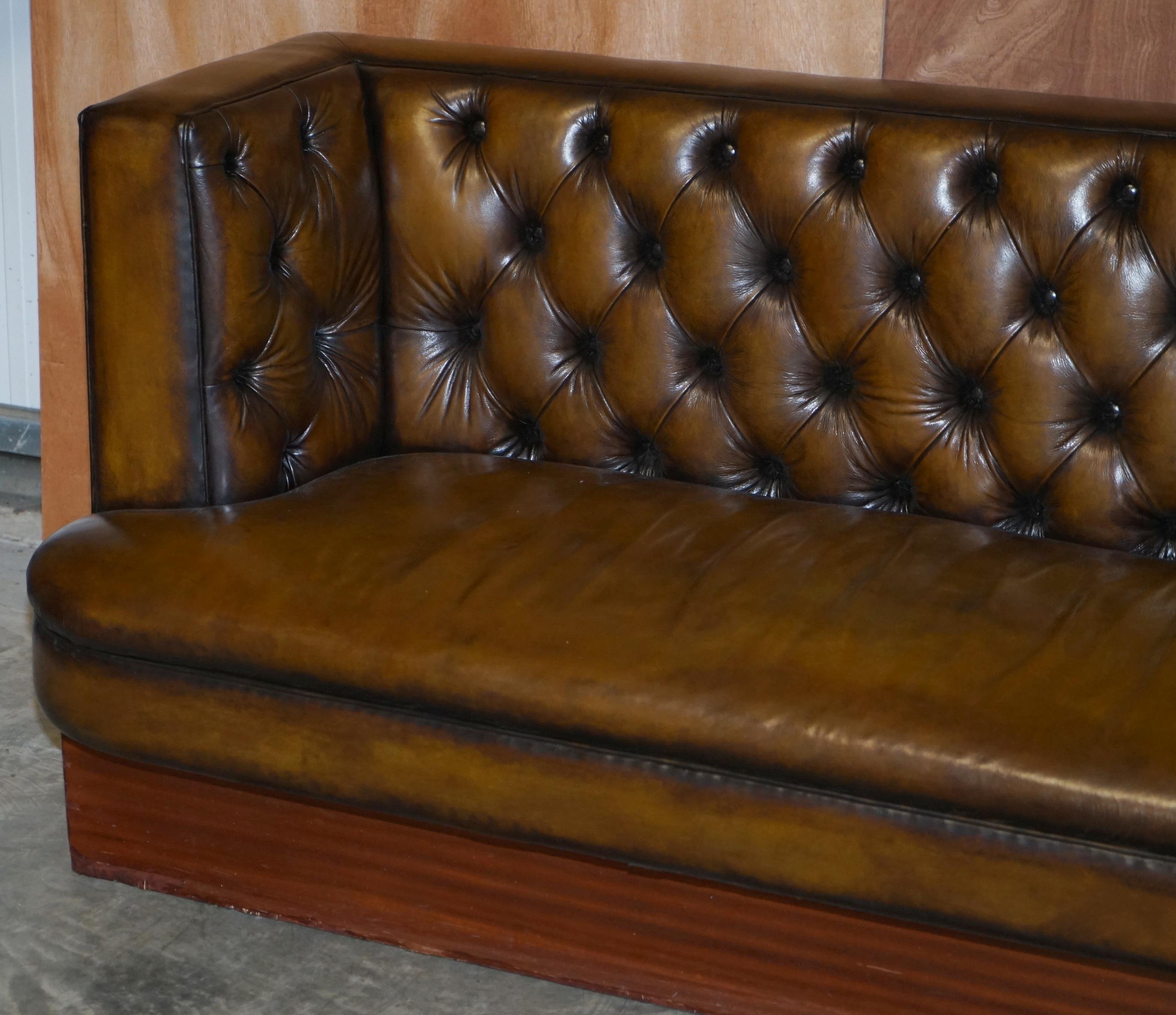 Anglais Grand banc pour canapé en cuir marron Chesterfield restauré et teint à la main, grand modèle en vente