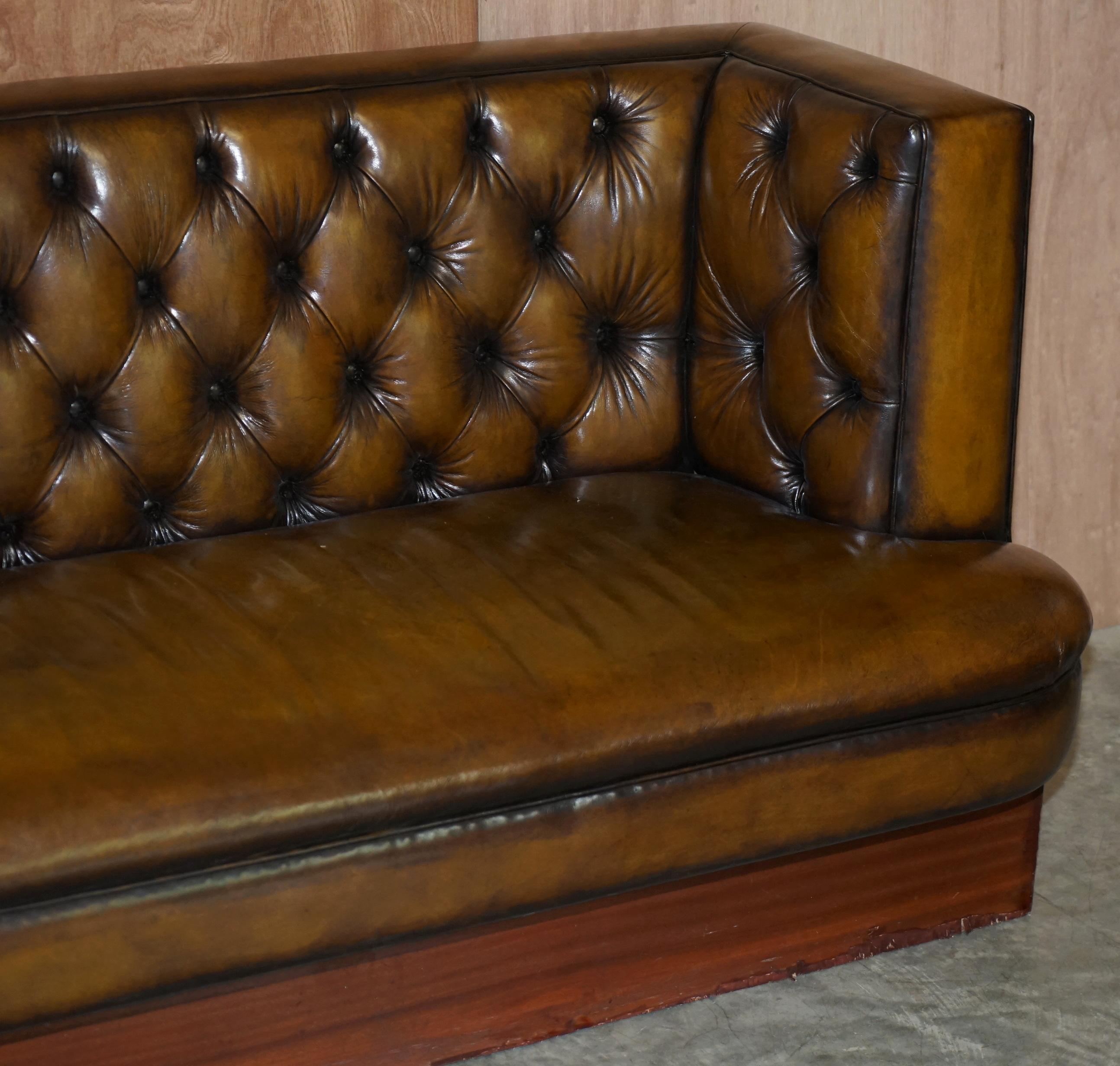 Fait main Grand banc pour canapé en cuir marron Chesterfield restauré et teint à la main, grand modèle en vente