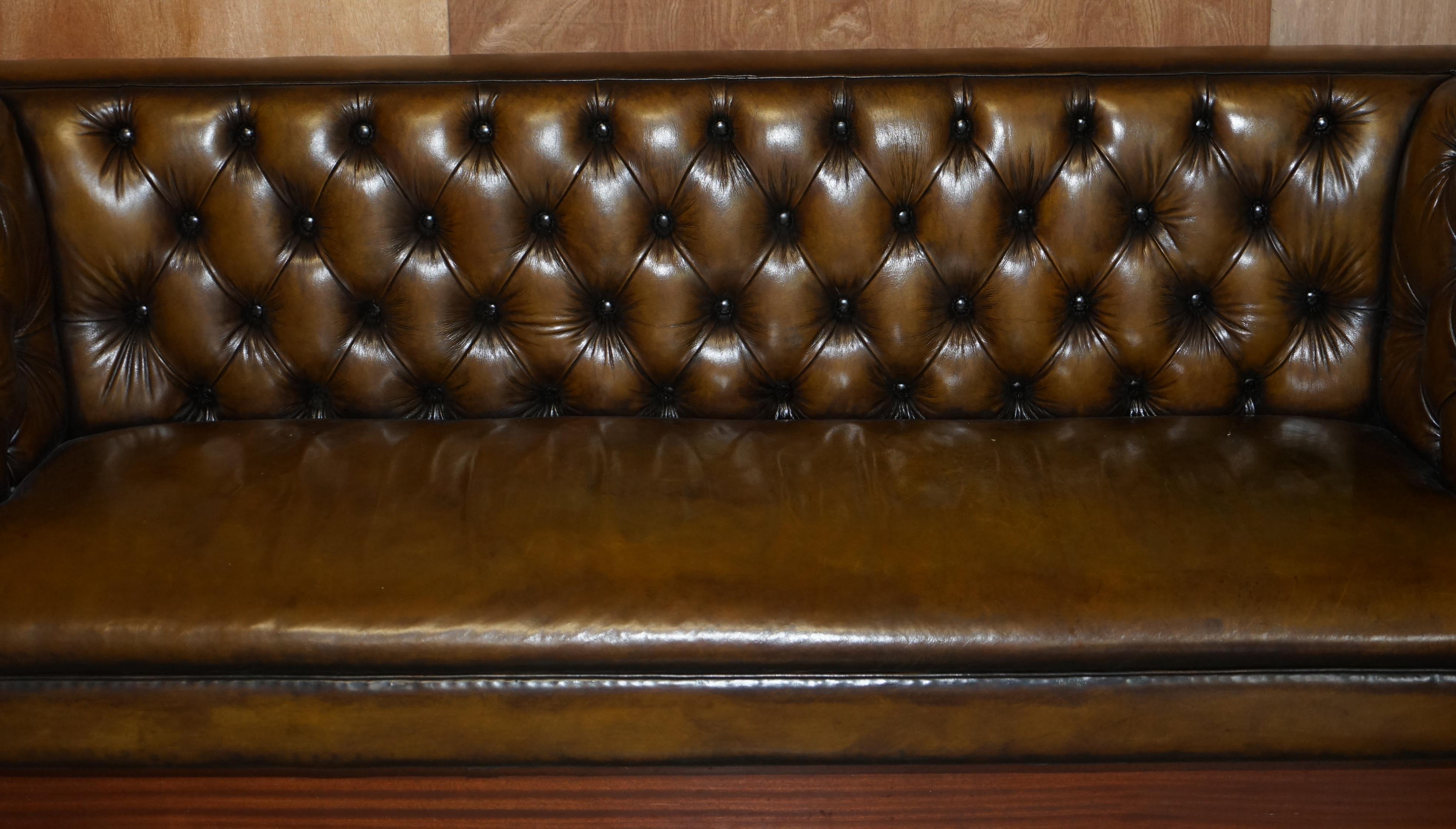 20ième siècle Grand banc pour canapé en cuir marron Chesterfield restauré et teint à la main, grand modèle en vente